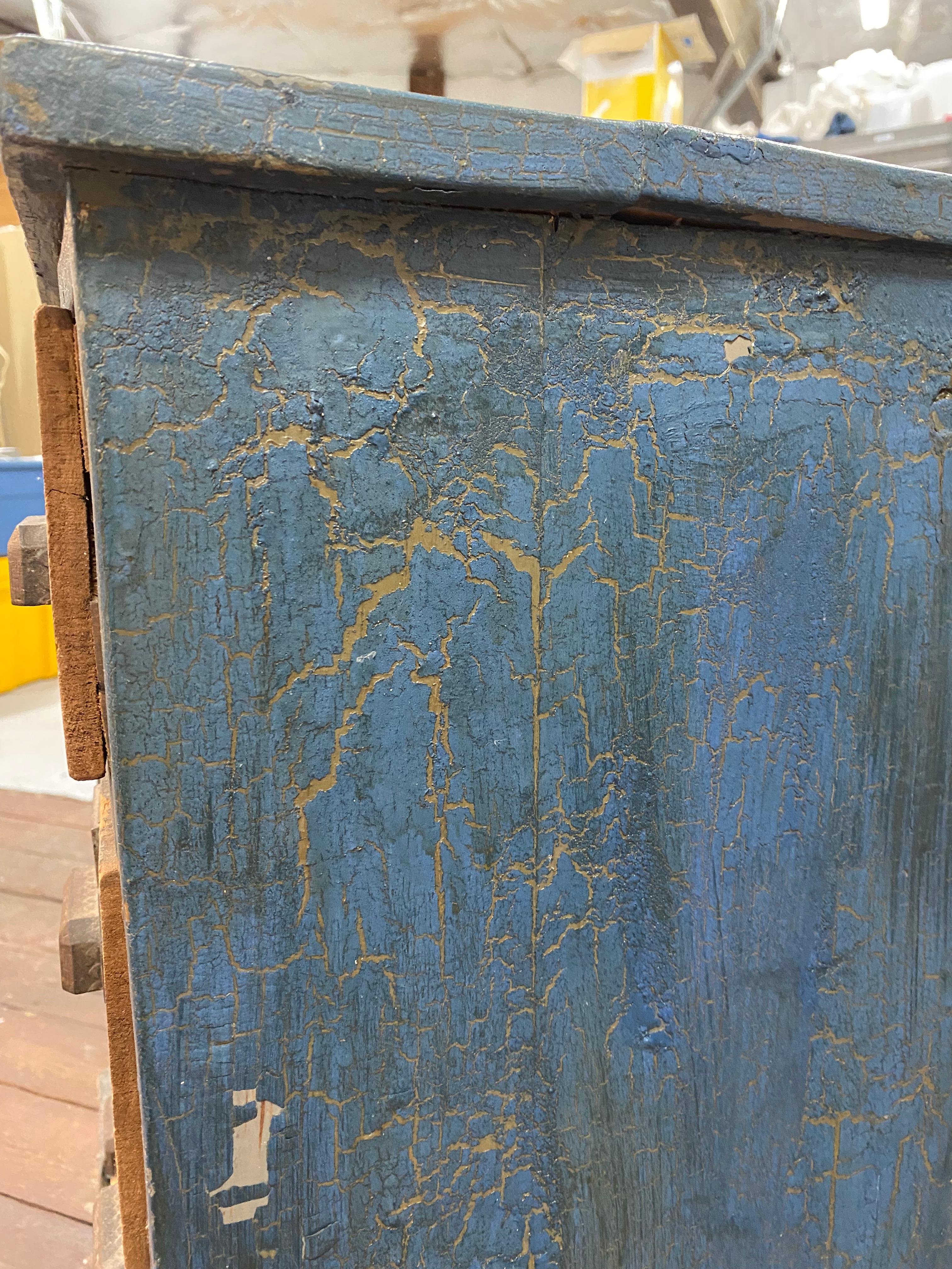 1910er Jahre Distressed Acht Schublade Apotheker Werkstatt Kabinett im Angebot 10