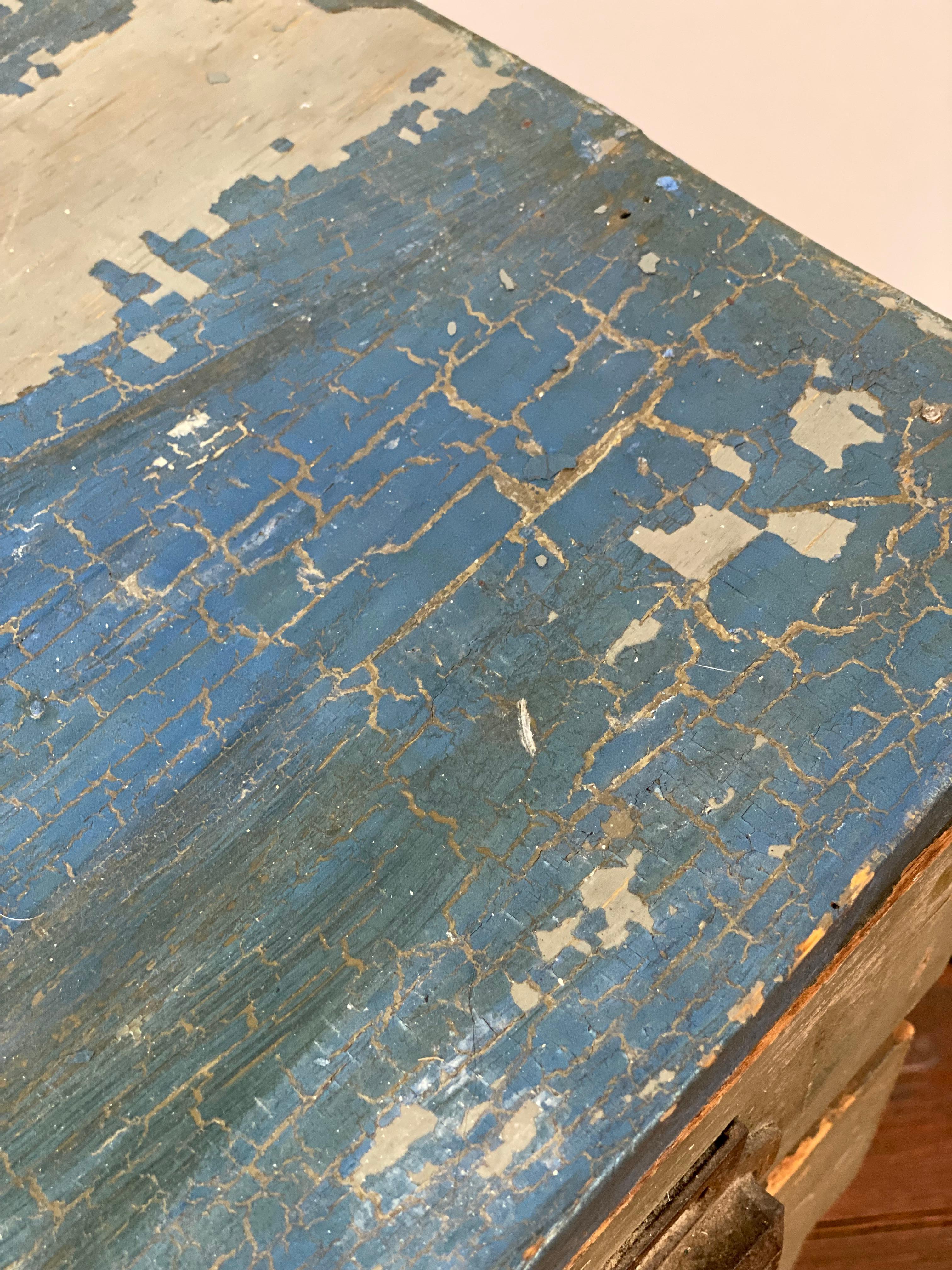 1910er Jahre Distressed Acht Schublade Apotheker Werkstatt Kabinett im Angebot 11