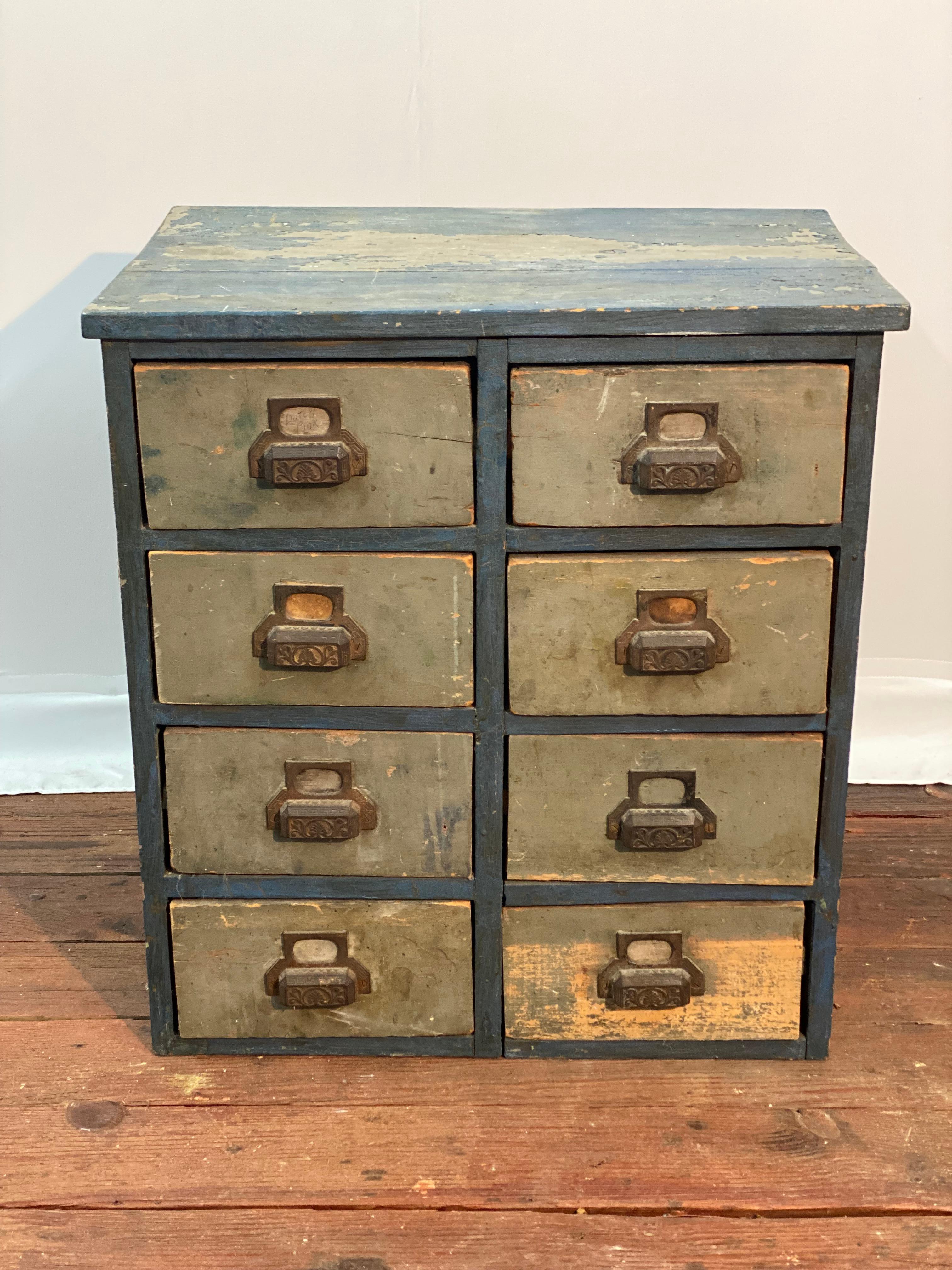 Ein schön gealterter und verwitterter Werkstattteileschrank. CIRCA 1920-1930. Das Gehäuse ist lackiert und die blaue Farbe hat eine wunderschöne alte Patina. Die Schubladen sind grau lackiert. Guter, insgesamt beschädigter Zustand. Der Lack ist