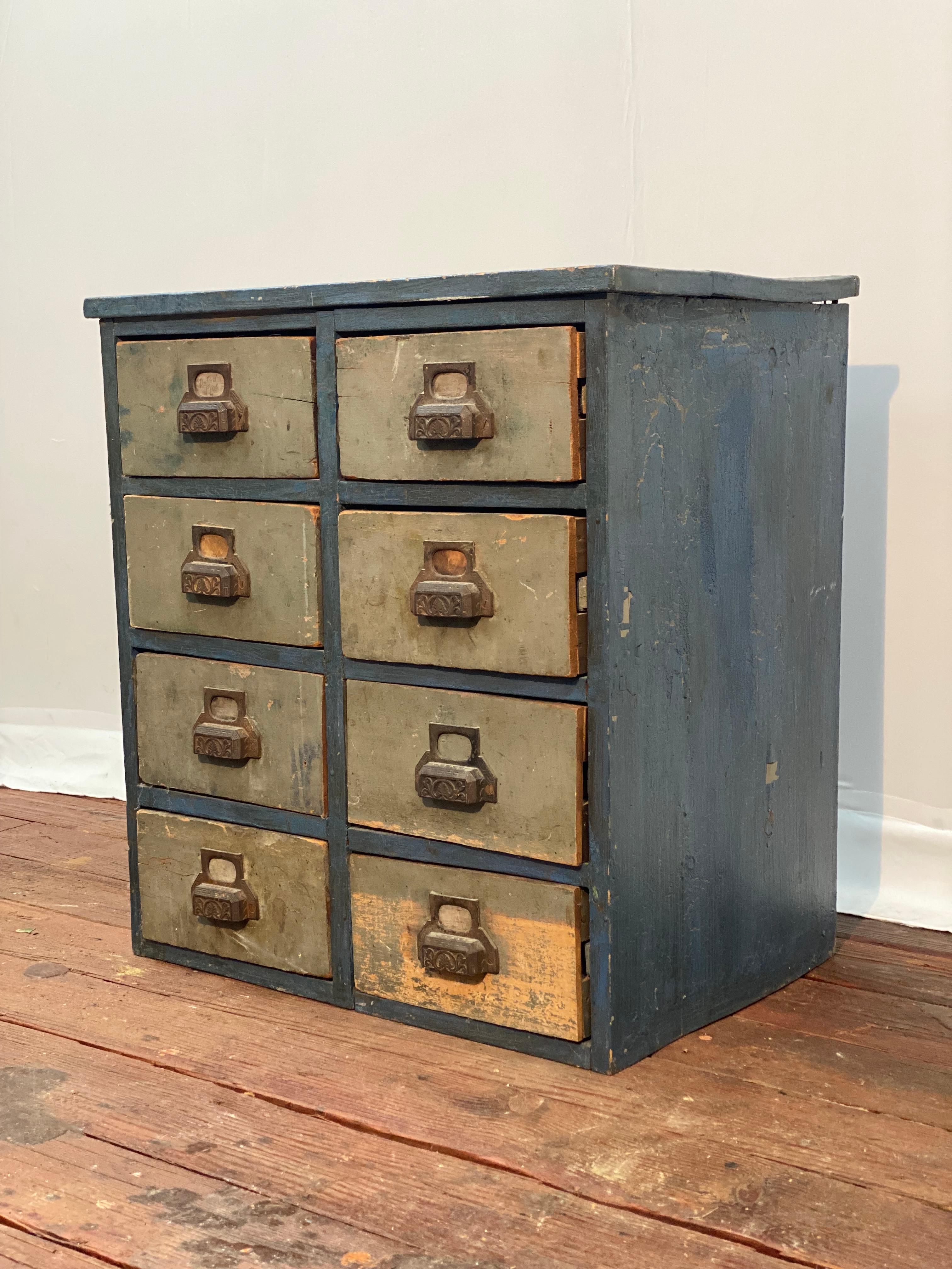 1910er Jahre Distressed Acht Schublade Apotheker Werkstatt Kabinett (Industriell) im Angebot