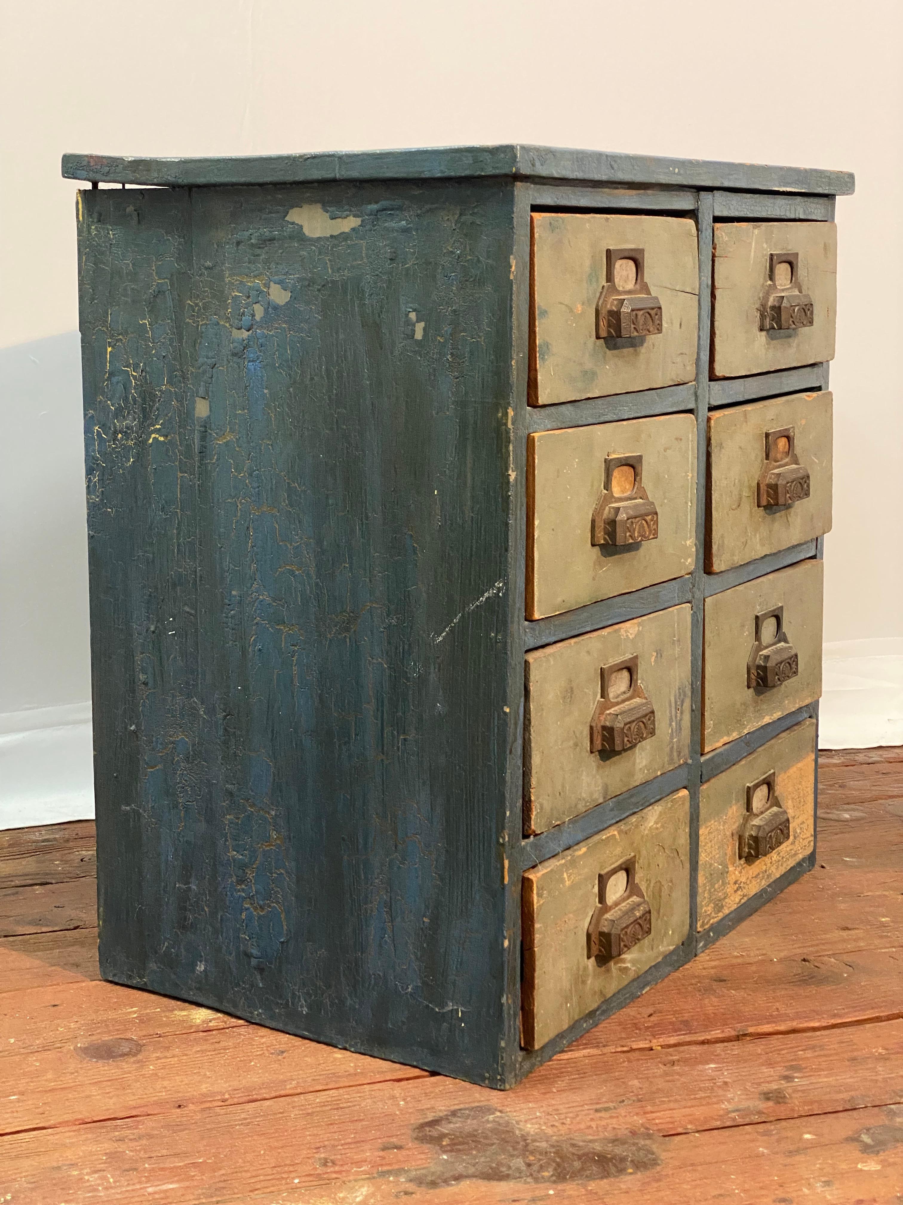 1910er Jahre Distressed Acht Schublade Apotheker Werkstatt Kabinett (amerikanisch) im Angebot