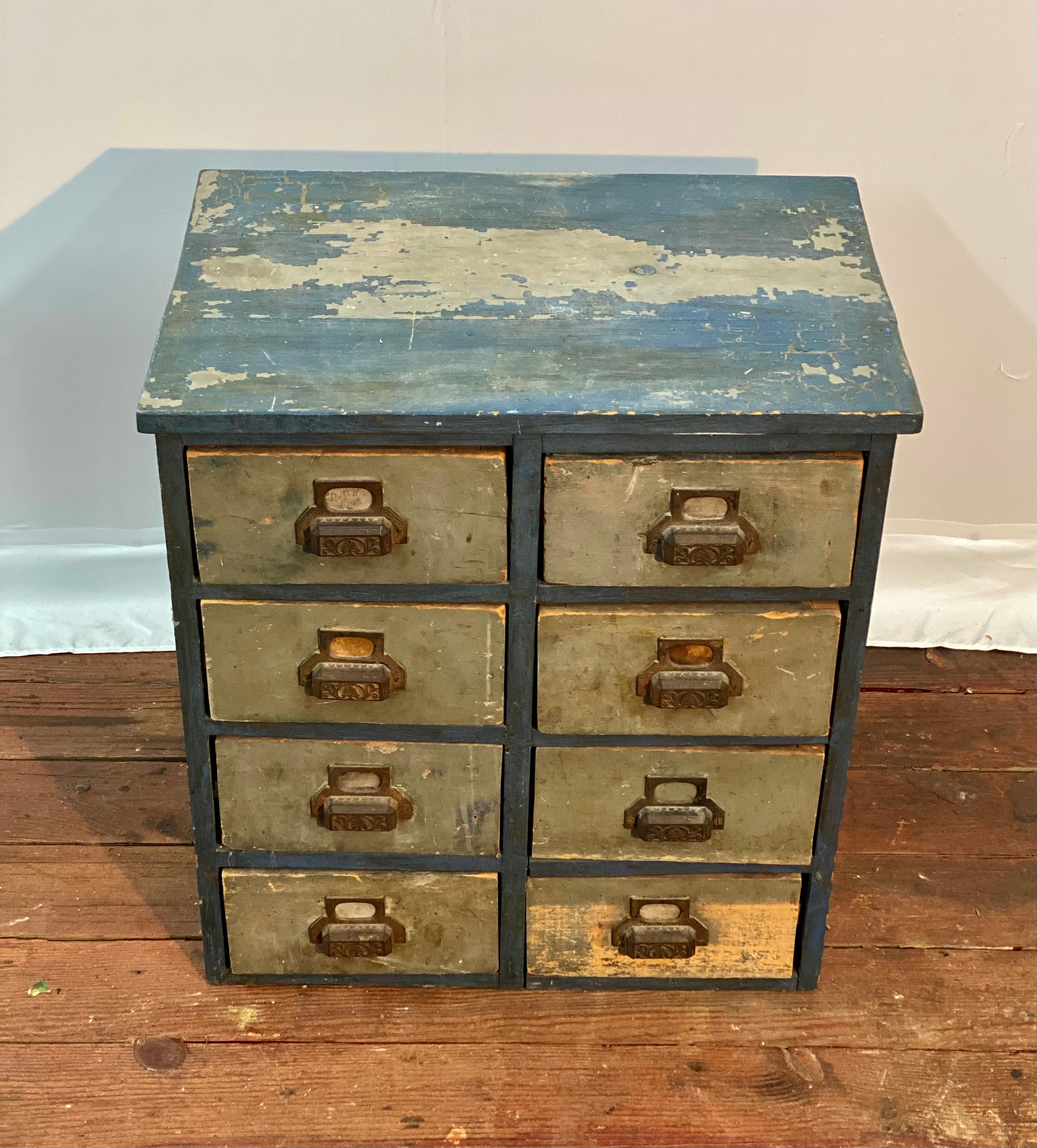 1910er Jahre Distressed Acht Schublade Apotheker Werkstatt Kabinett (Handbemalt) im Angebot