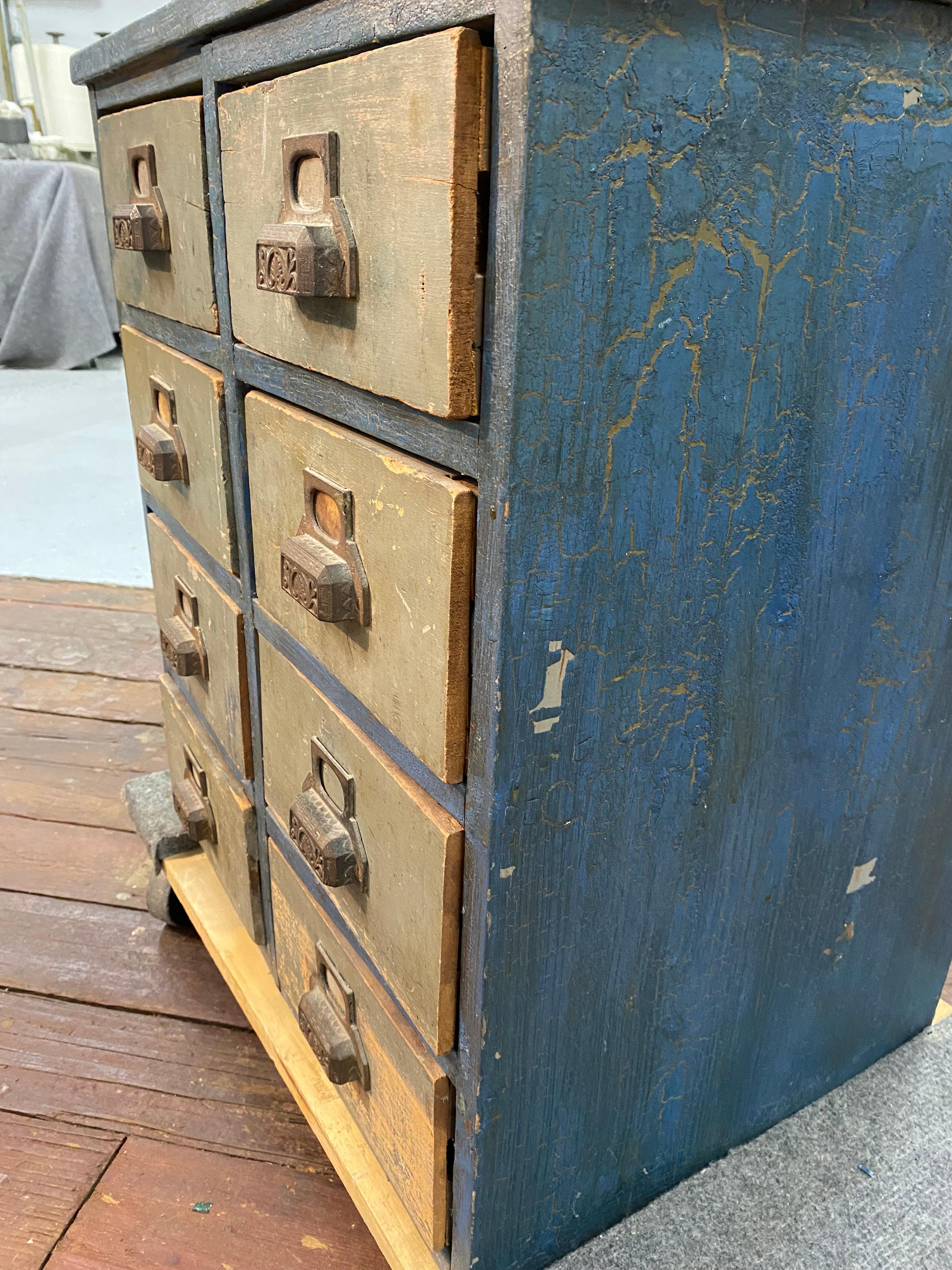 1910er Jahre Distressed Acht Schublade Apotheker Werkstatt Kabinett im Zustand „Starke Gebrauchsspuren“ im Angebot in Garnerville, NY