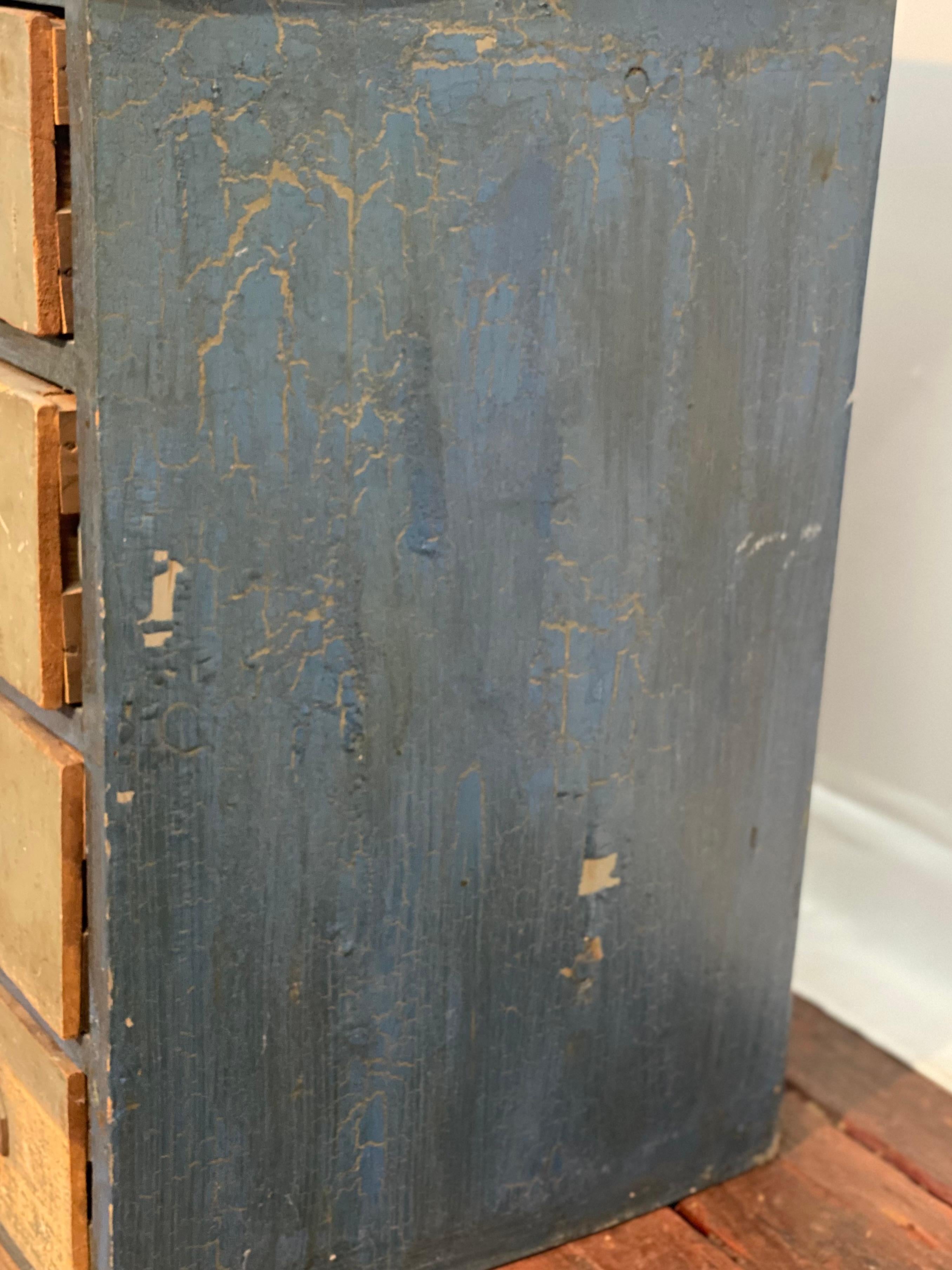 1910er Jahre Distressed Acht Schublade Apotheker Werkstatt Kabinett (20. Jahrhundert) im Angebot