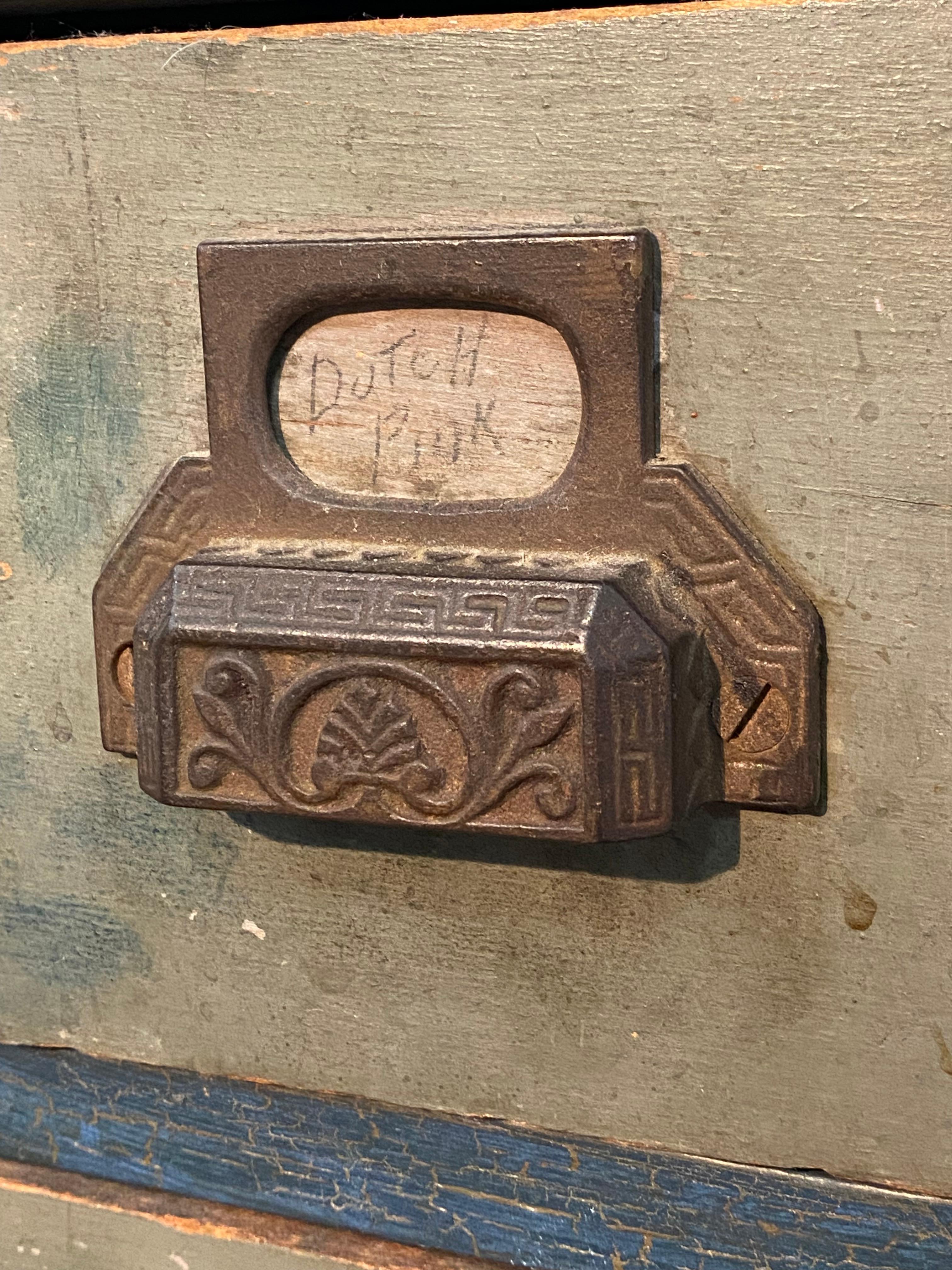 1910er Jahre Distressed Acht Schublade Apotheker Werkstatt Kabinett (Metall) im Angebot