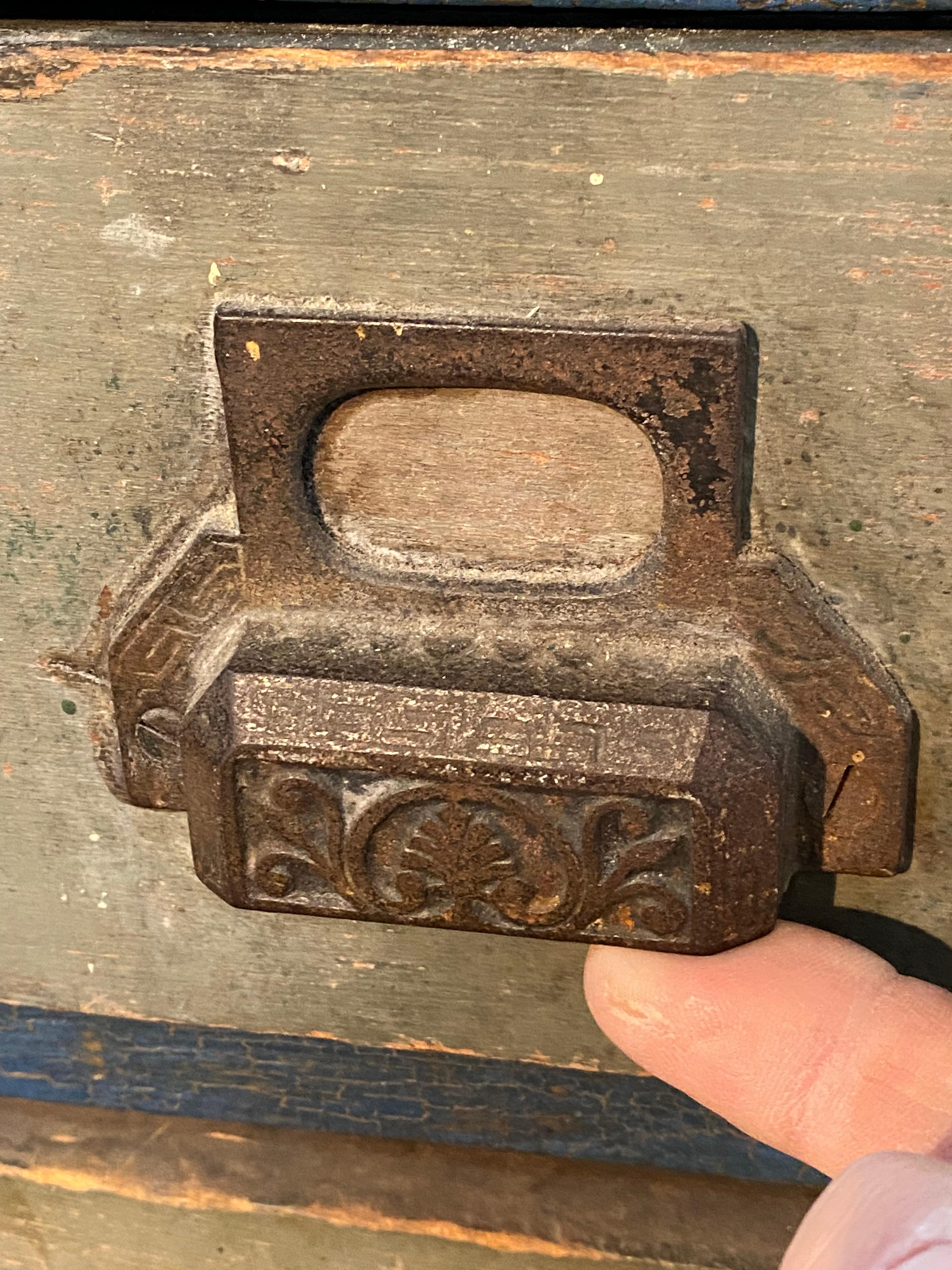 1910er Jahre Distressed Acht Schublade Apotheker Werkstatt Kabinett im Angebot 1