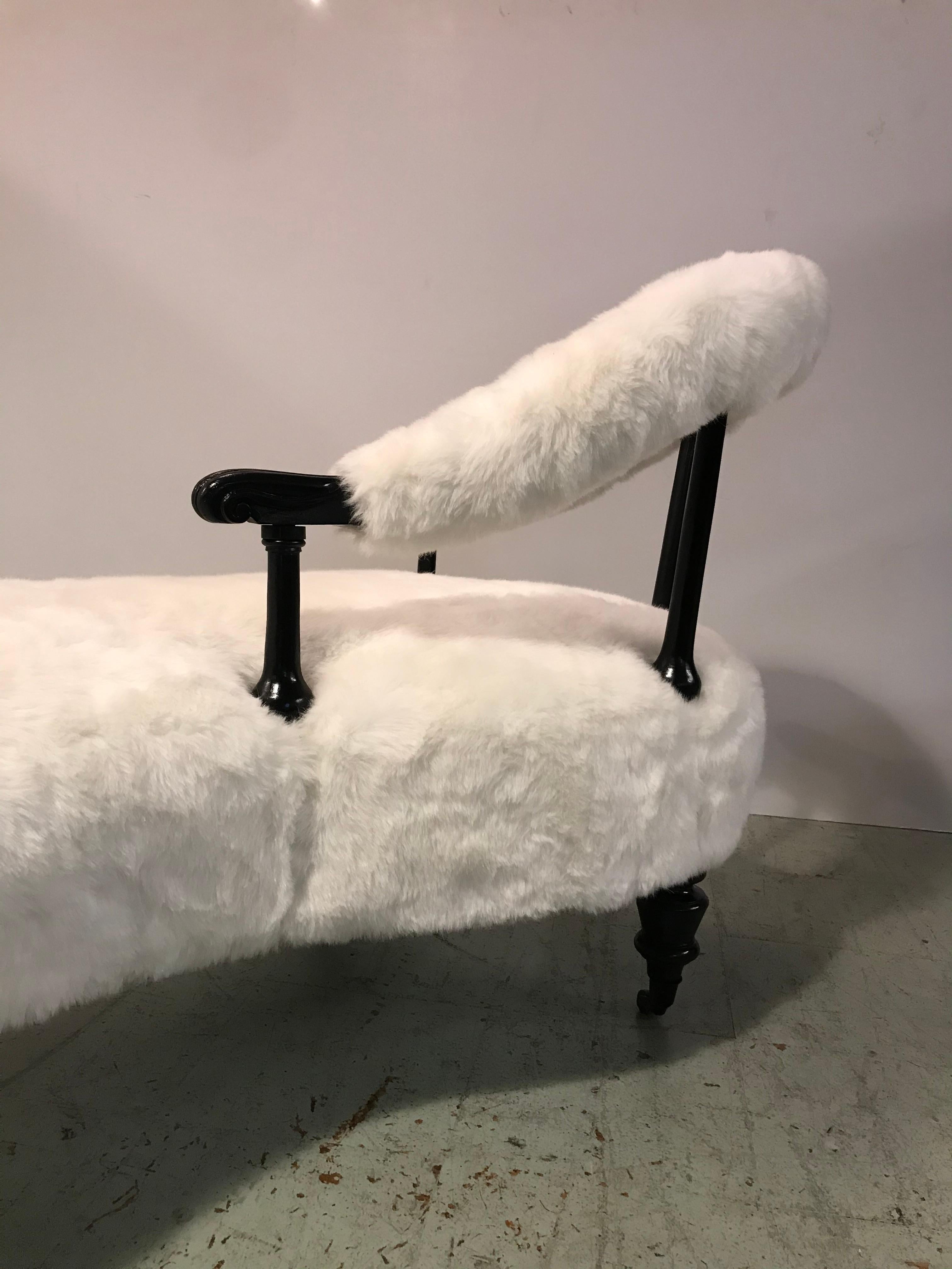 1910's Ebonized Edwardian Tete a Tete Executed in White Faux Fur In Good Condition In Fort mill, SC
