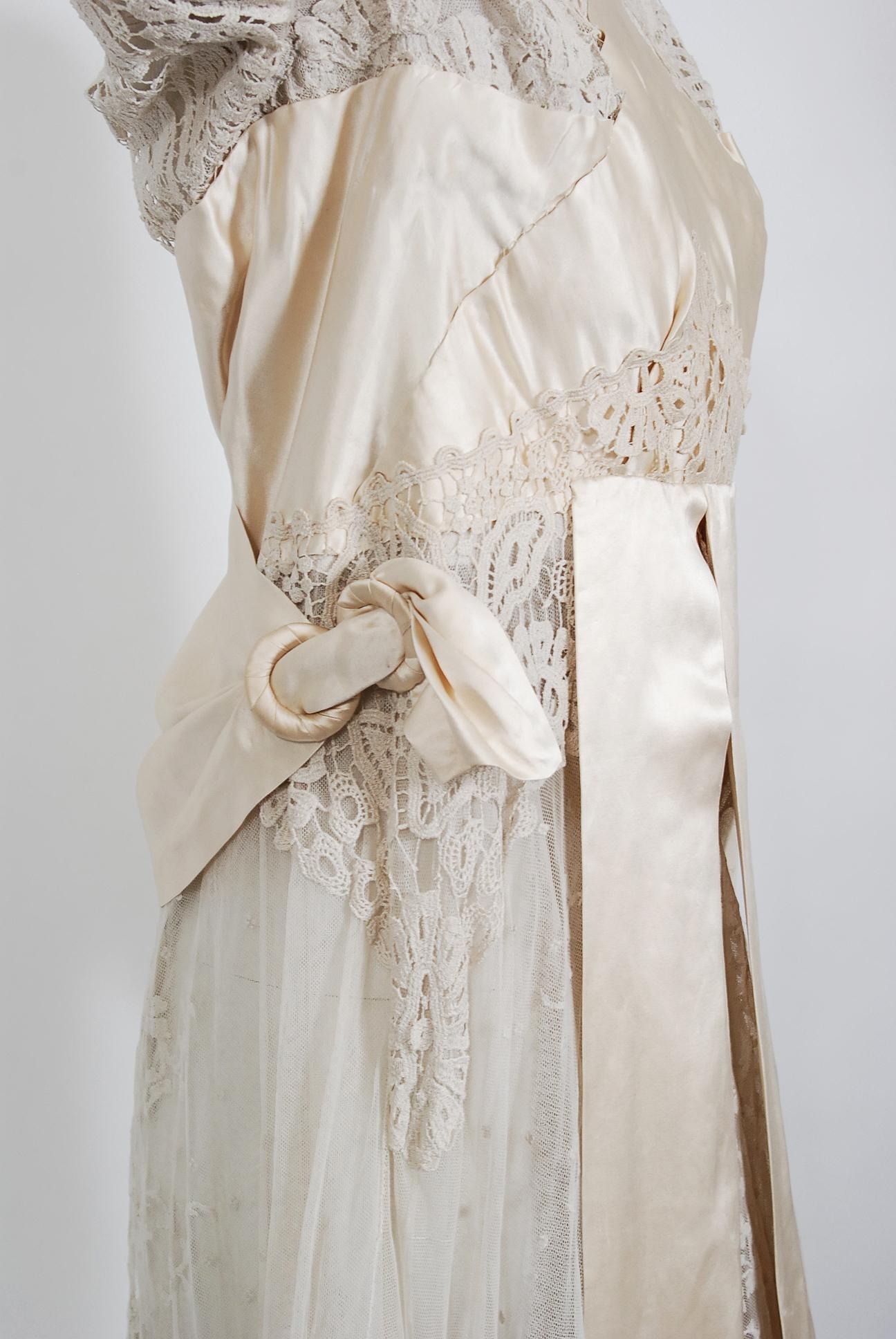 Robe de mariée couture édouardienne vintage des années 1910 ivoire, drapée de dentelle mixte et superposée Pour femmes en vente