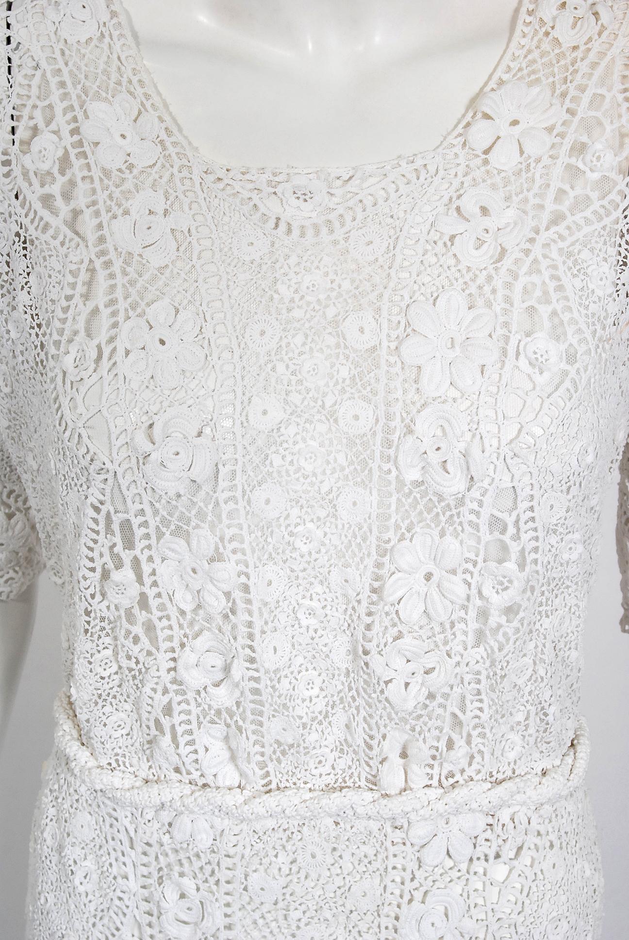 Antique 1910's Edwardian Couture White Irish-Crochet Lace Handmade Bridal Dress In Good Condition In Beverly Hills, CA
