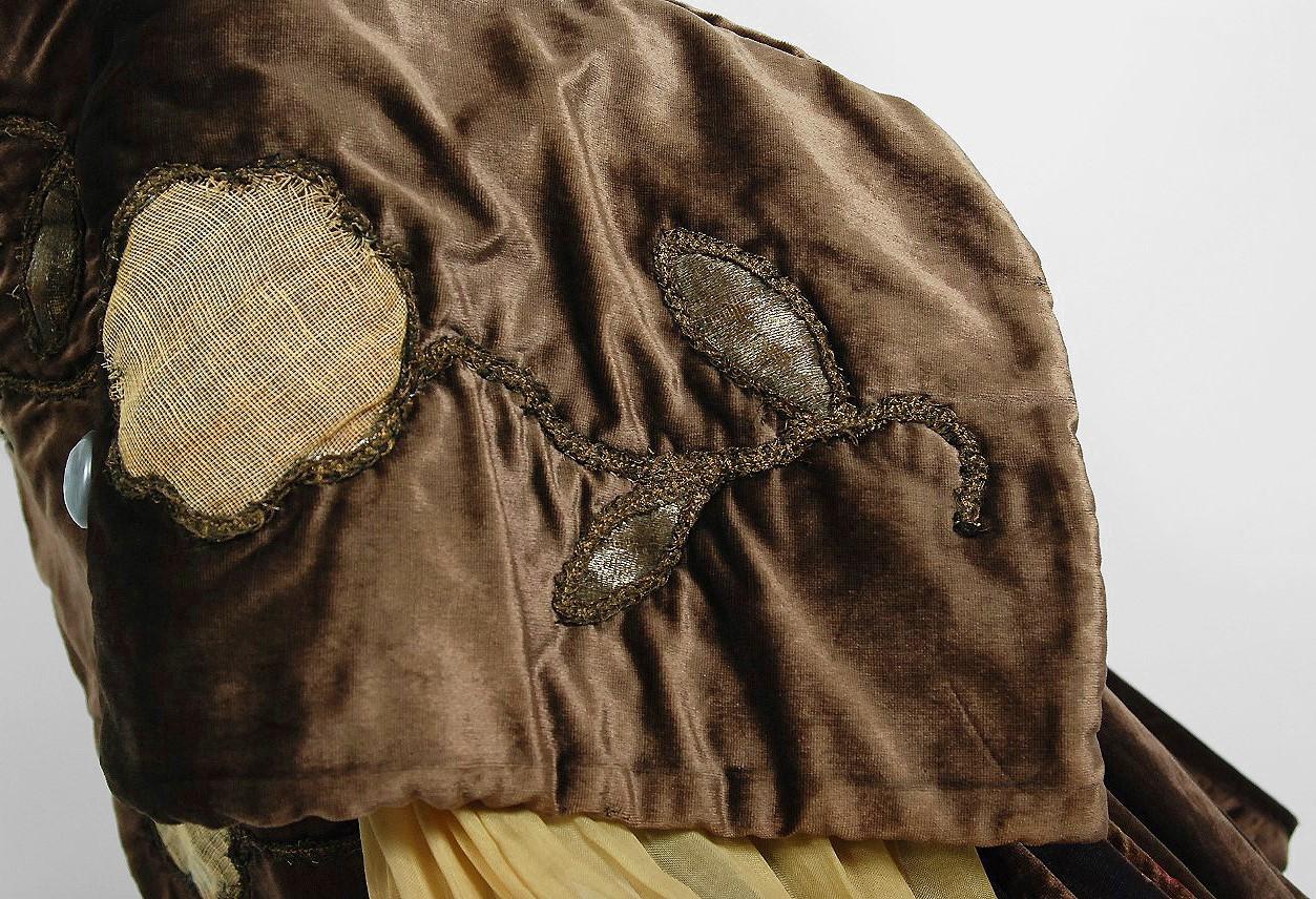 Antique 1910's Edwardian Brown Velvet & Metallic Gold Lamé Wide-Cuff Jacket  In Good Condition In Beverly Hills, CA