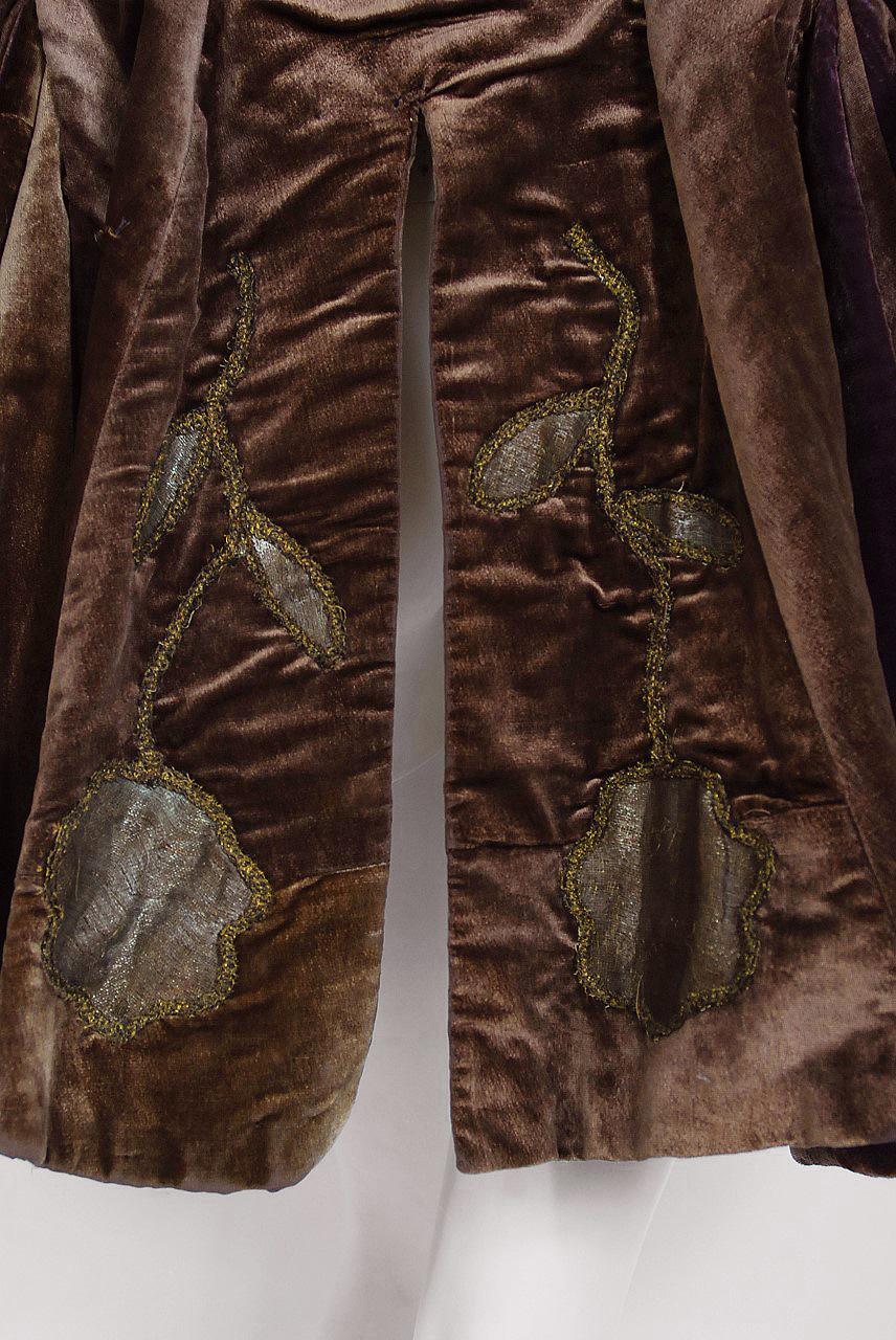 Antike 1910er Edwardianische Jacke mit breiter Manschette aus braunem Samt und metallischem Lamé in Gold  3