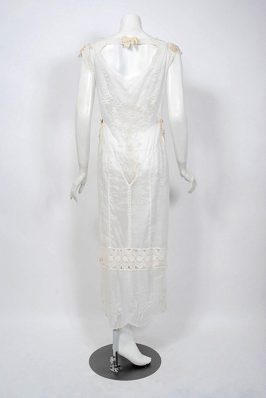 Robe de mariée boudior vintage édouardienne en coton brodé blanc avec découpes, années 1910 en vente 5