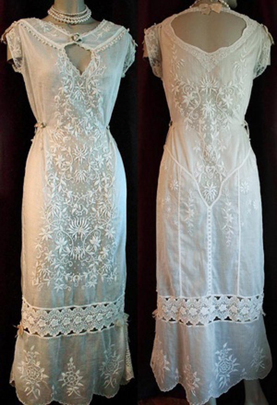 Romantische Boudoir-Kleider aus dem frühen 20. Jahrhundert sind ein Dauerbrenner, und dieses Kleid ist ein echter Hingucker. Der mühelose Stil des Kleidungsstücks ist so modern, dass die feinen Stickereien und gemischten Spitzen eine Fundgrube der