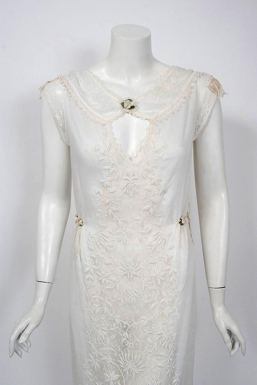 Gris Robe de mariée boudior vintage édouardienne en coton brodé blanc avec découpes, années 1910 en vente