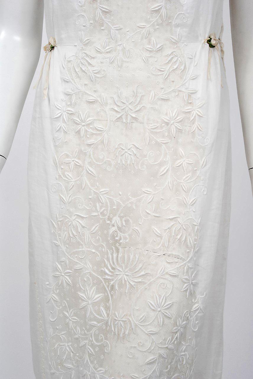 Robe de mariée boudior vintage édouardienne en coton brodé blanc avec découpes, années 1910 Bon état - En vente à Beverly Hills, CA