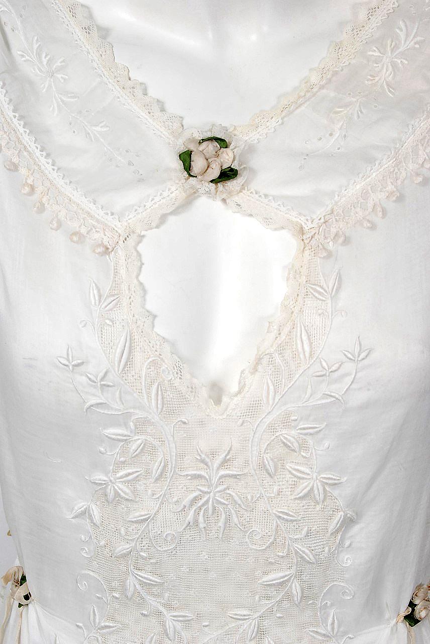 Robe de mariée boudior vintage édouardienne en coton brodé blanc avec découpes, années 1910 Pour femmes en vente