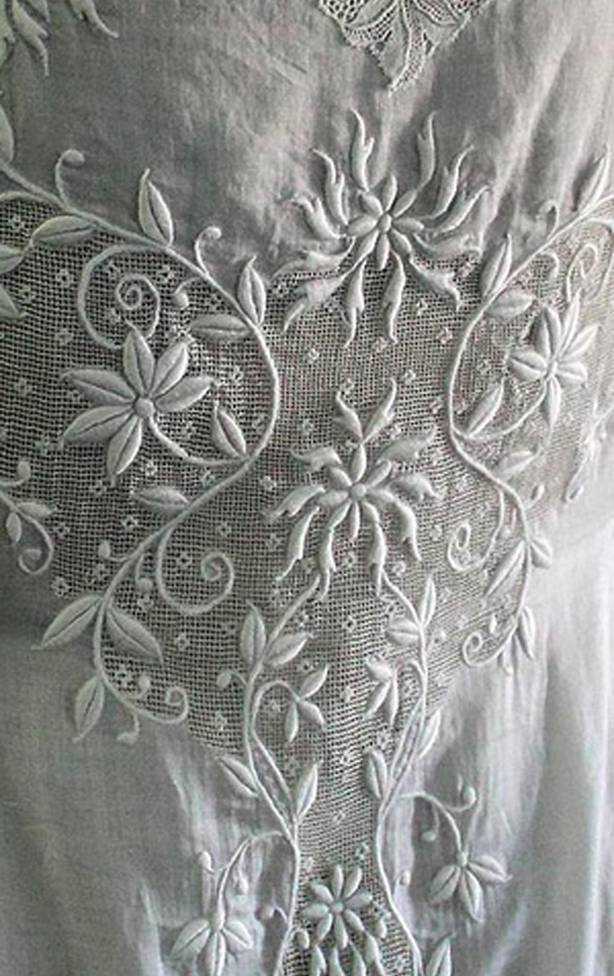 Vintage 1910's Edwardian White Embroidered Cotton Cut-Out Bridal Boudior Dress In Good Condition For Sale In Beverly Hills, CA