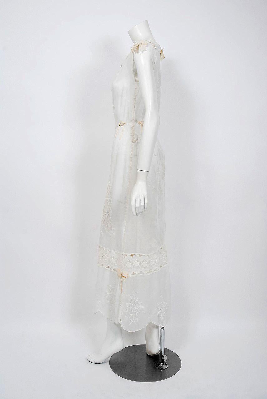 Robe de mariée boudior vintage édouardienne en coton brodé blanc avec découpes, années 1910 en vente 3