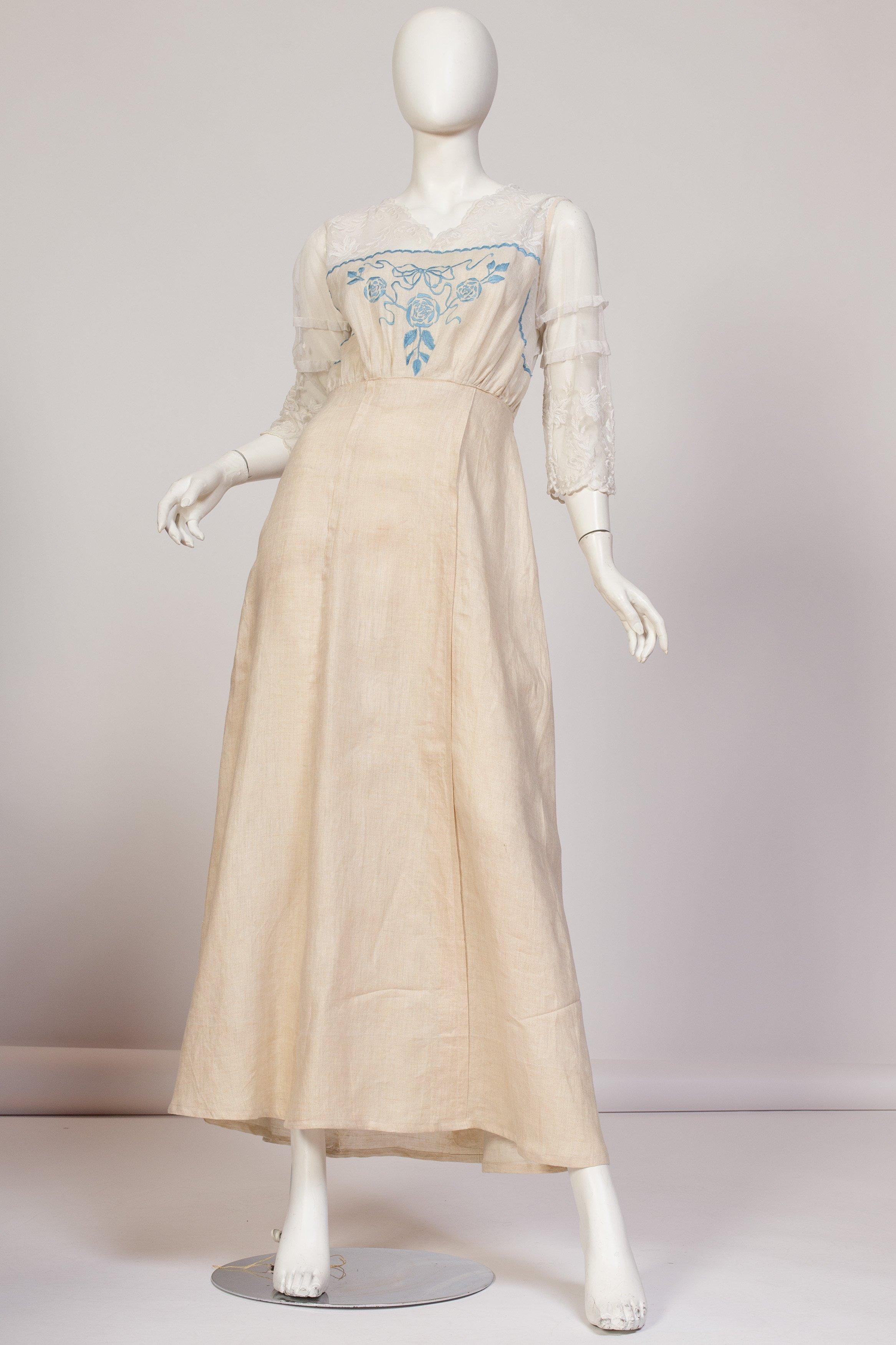 Viktorianisches Kleid aus Leinen und Baumwolle mit besticktem Tüll und blauen Handblumen im Zustand „Hervorragend“ im Angebot in New York, NY