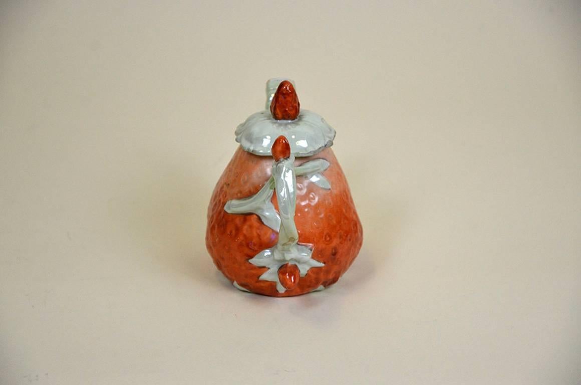English 1910s Edwardian Porcelain Strawberry Shaped Teapot Made in England For Sale