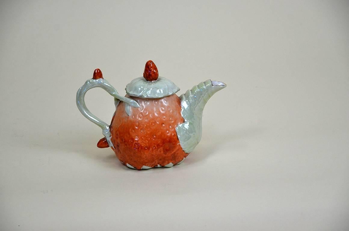 1910s Edwardian Porcelain Strawberry Shaped Teapot Made in England In Good Condition For Sale In Milan, IT