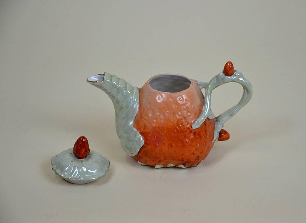 Early 20th Century 1910s Edwardian Porcelain Strawberry Shaped Teapot Made in England For Sale