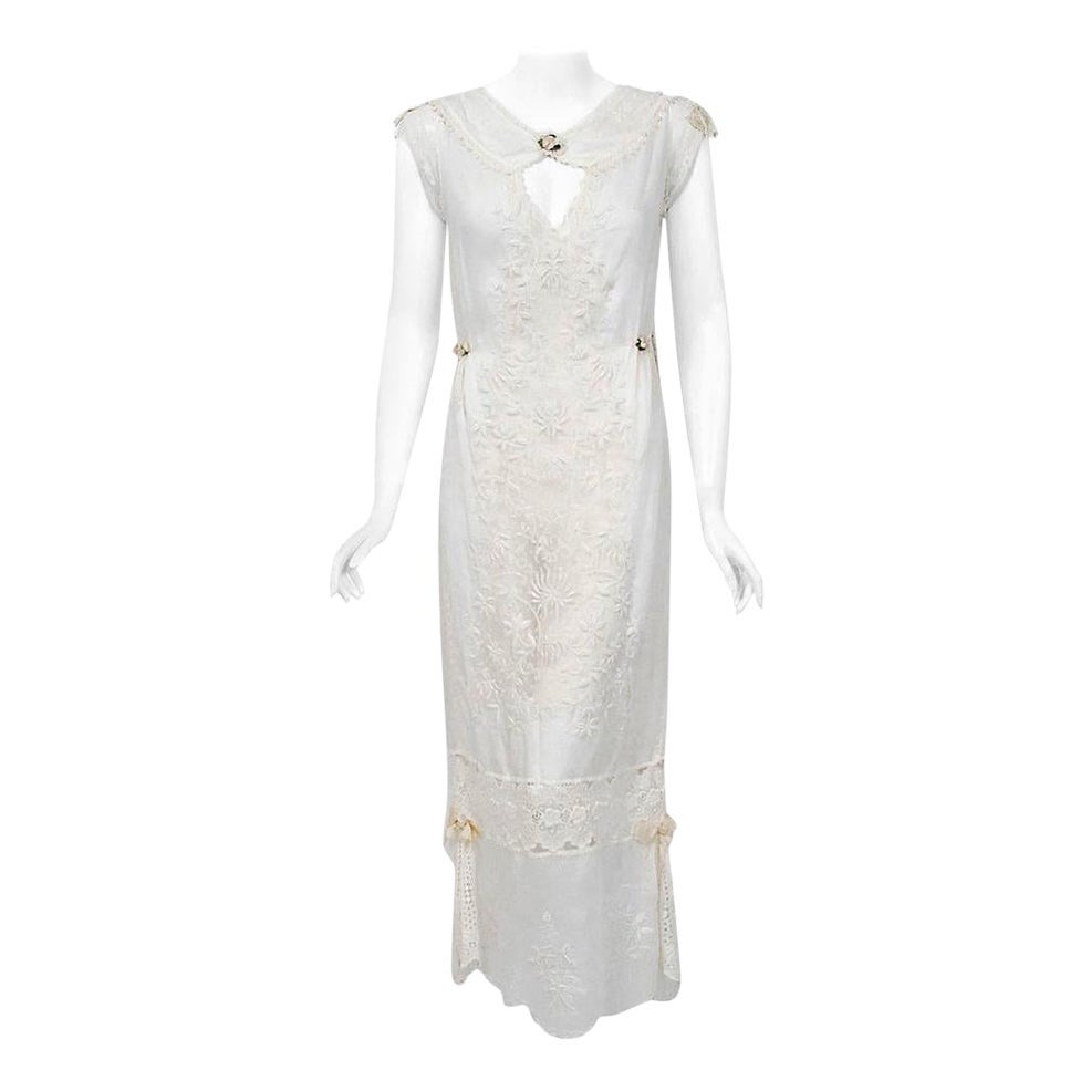 Robe de mariée boudoir ancienne édouardienne des années 1910, en coton brodé blanc avec découpes en vente