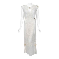 Robe de mariée boudoir ancienne édouardienne des années 1910, en coton brodé blanc avec découpes