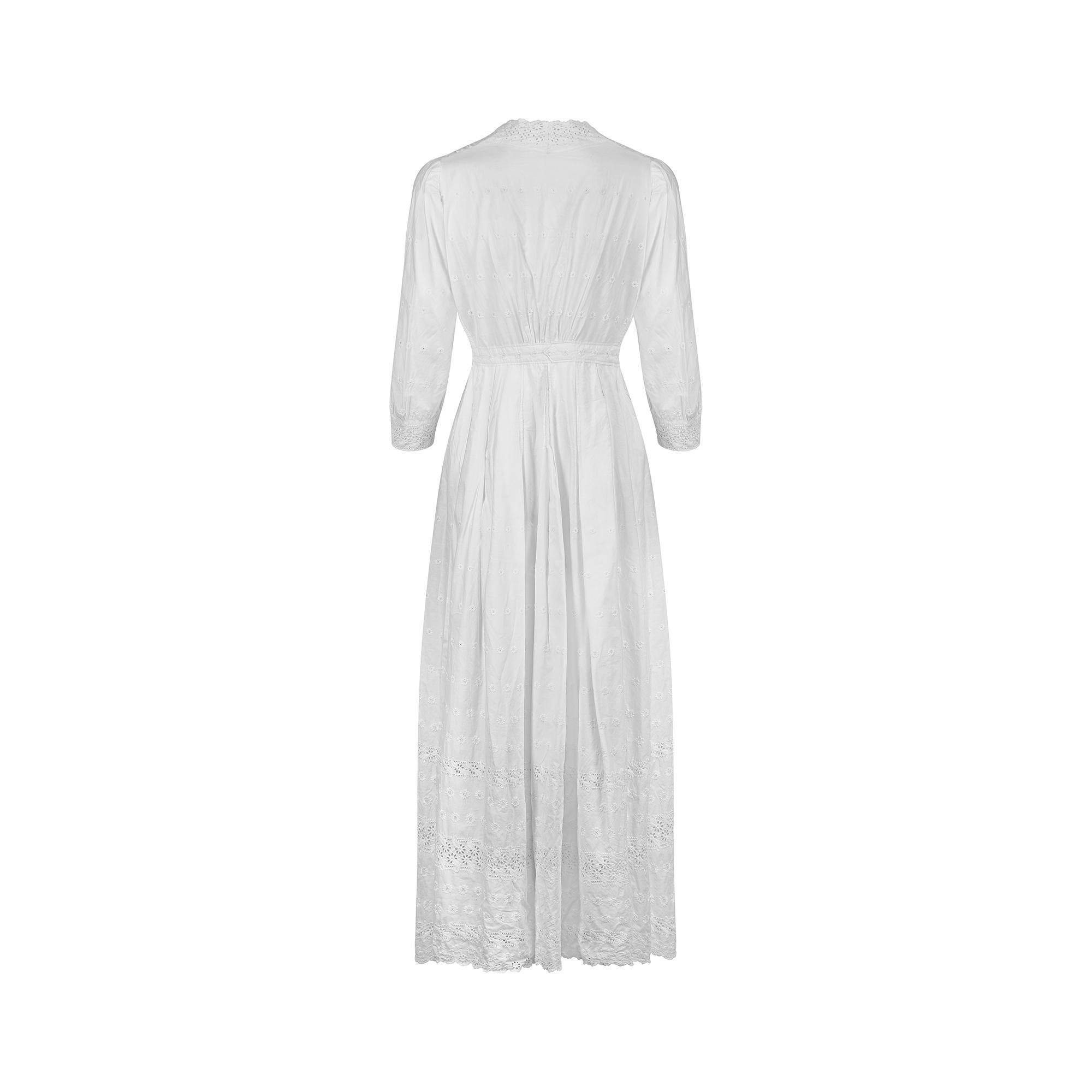 1910s Edwardian White Eyelet Work Wrap Dress In Excellent Condition For Sale In London, GB