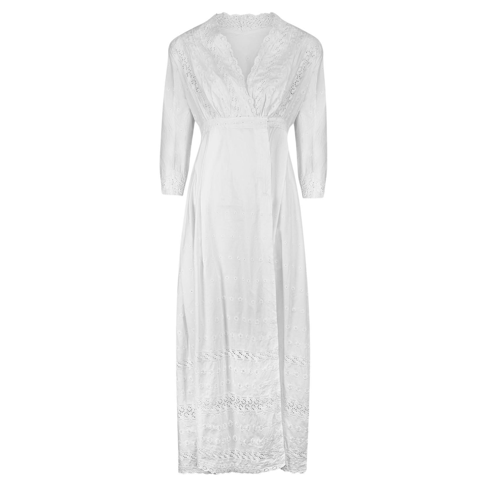 1910s Edwardian White Eyelet Work Wrap Dress (Robe enveloppante en œillets) en vente