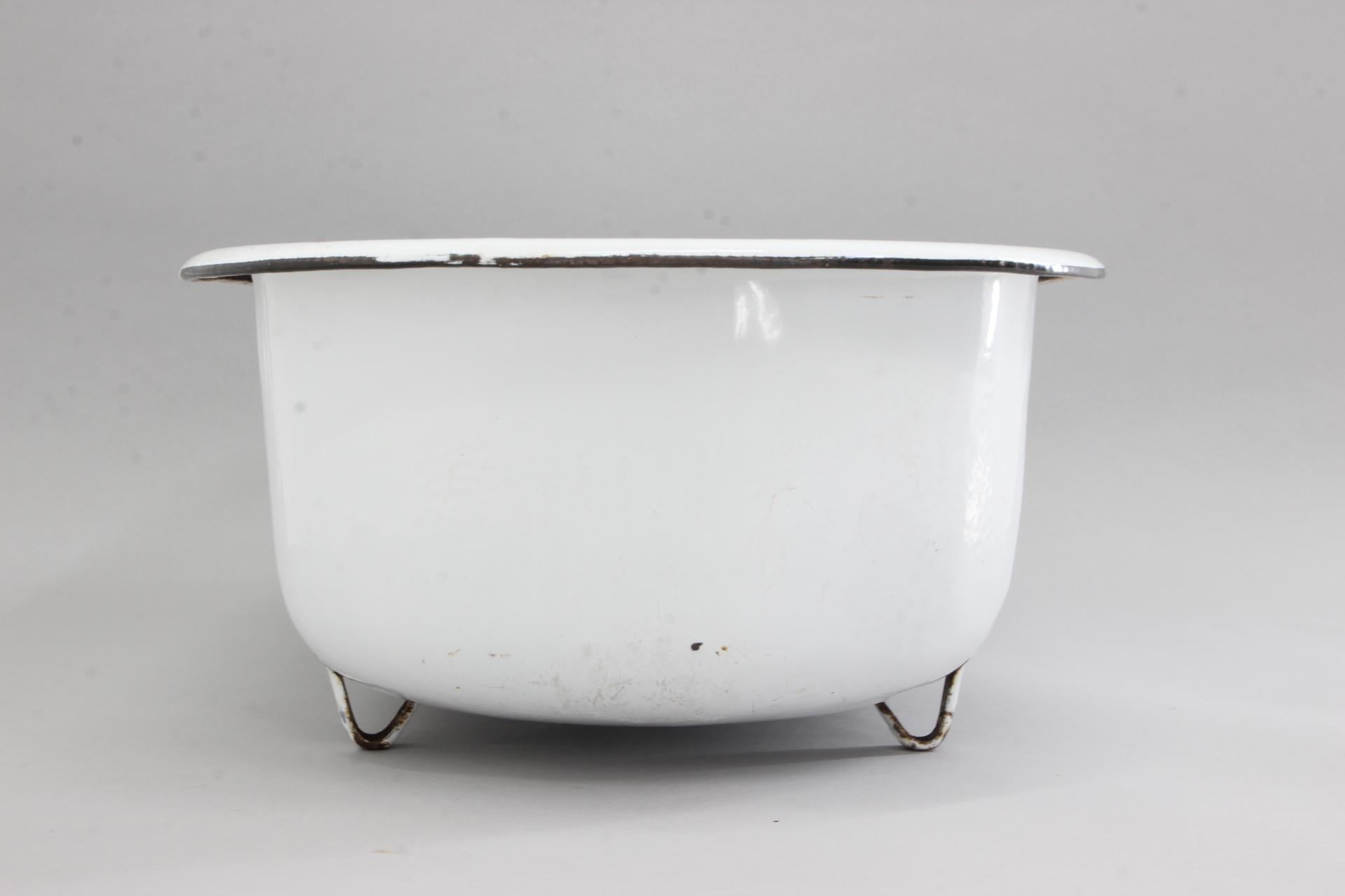  - Vintage enamelled metal bath tub from the early 20th century. 
- Small tub, used for baby bath.
 - Good vintage condition.
