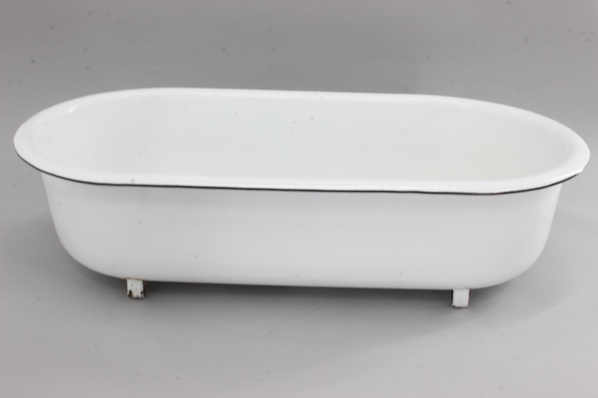 Mid-Century Modern 1910's Enamelled Baby Bath Tub For Sale