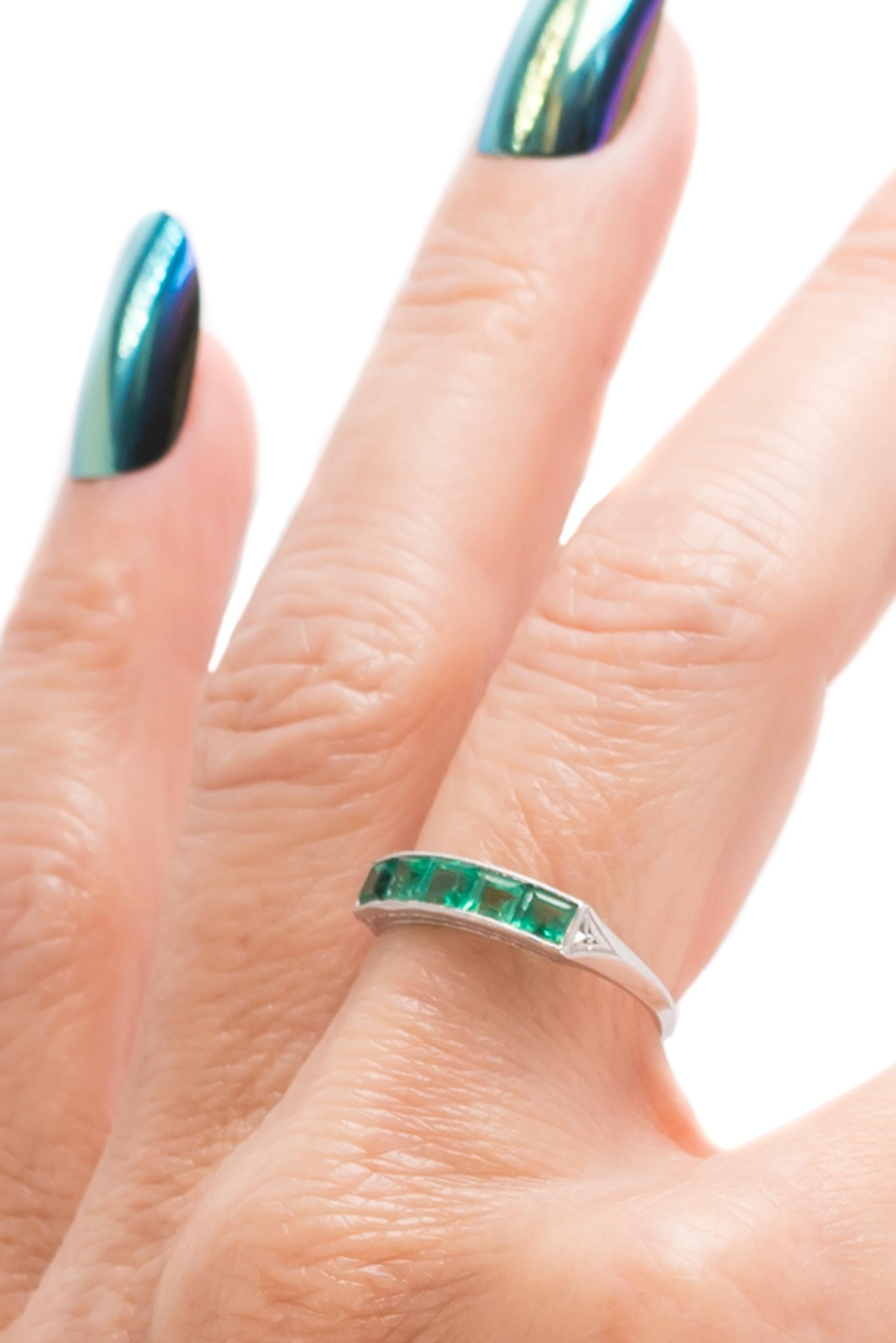 1910s Five-Stone 1 Carat Colombian Emerald and Platinum Band Ring 5