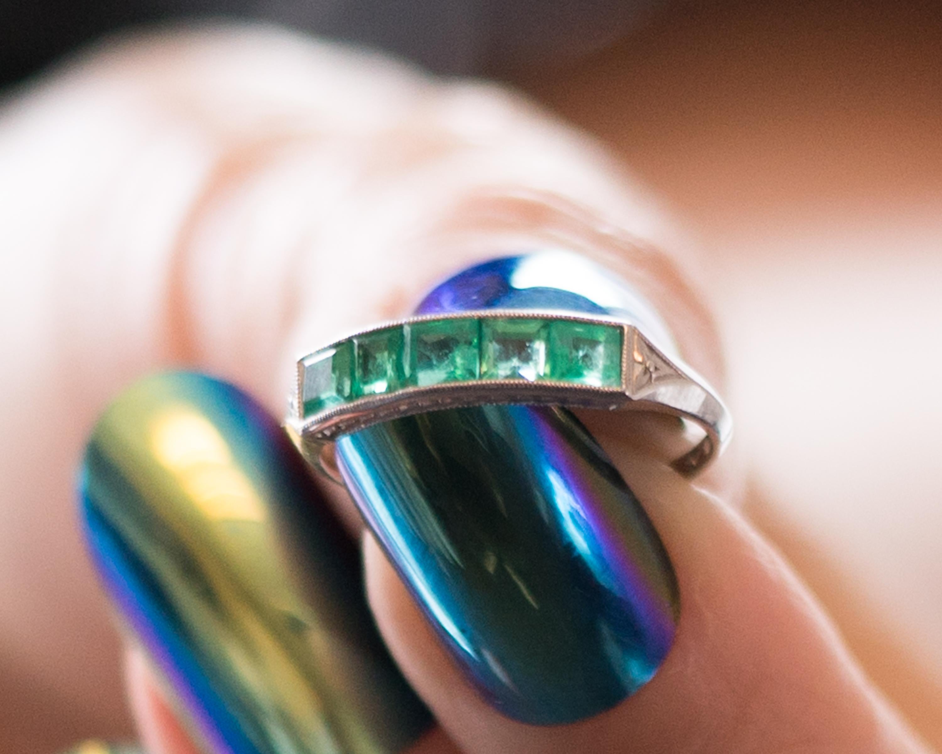 1910s Five-Stone 1 Carat Colombian Emerald and Platinum Band Ring 6