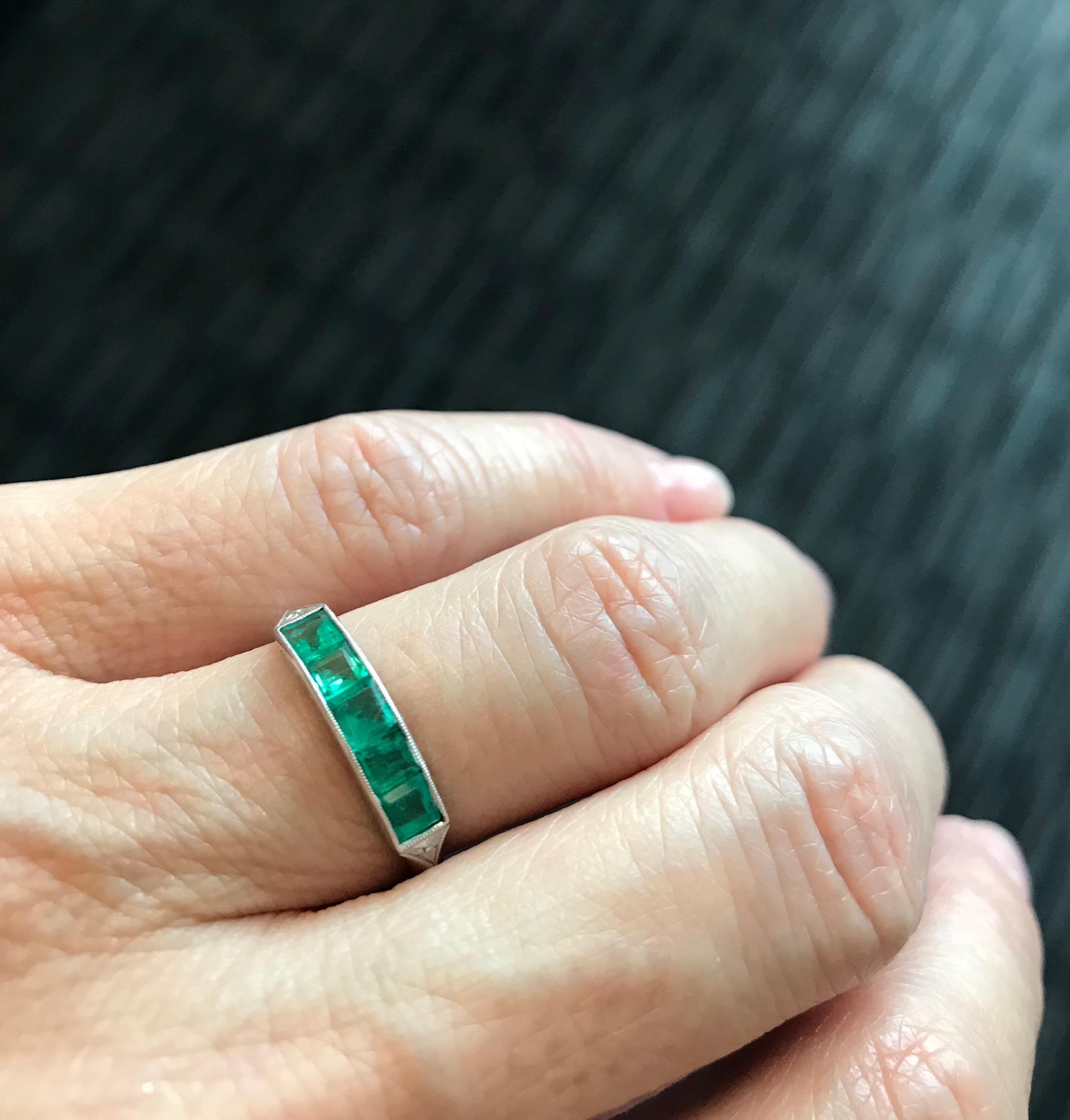 1910s Five-Stone 1 Carat Colombian Emerald and Platinum Band Ring 3