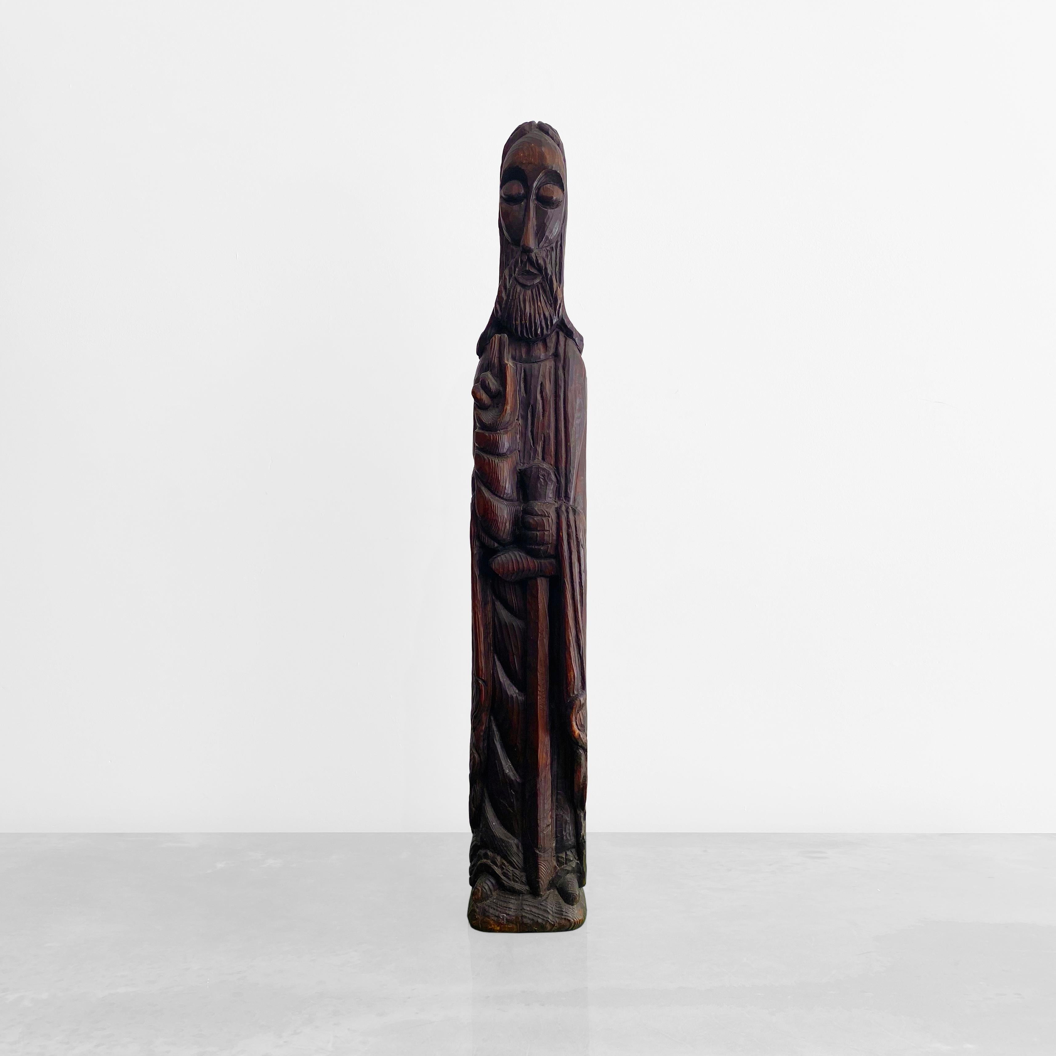 Il s'agit d'une statue de Saint Paul en chêne, sculptée à la main, provenant d'une église de la région des Flandres, près de Waterloo, en Belgique, et datant du début des années 1900. La figure est rendue dans une forme nettement allongée,