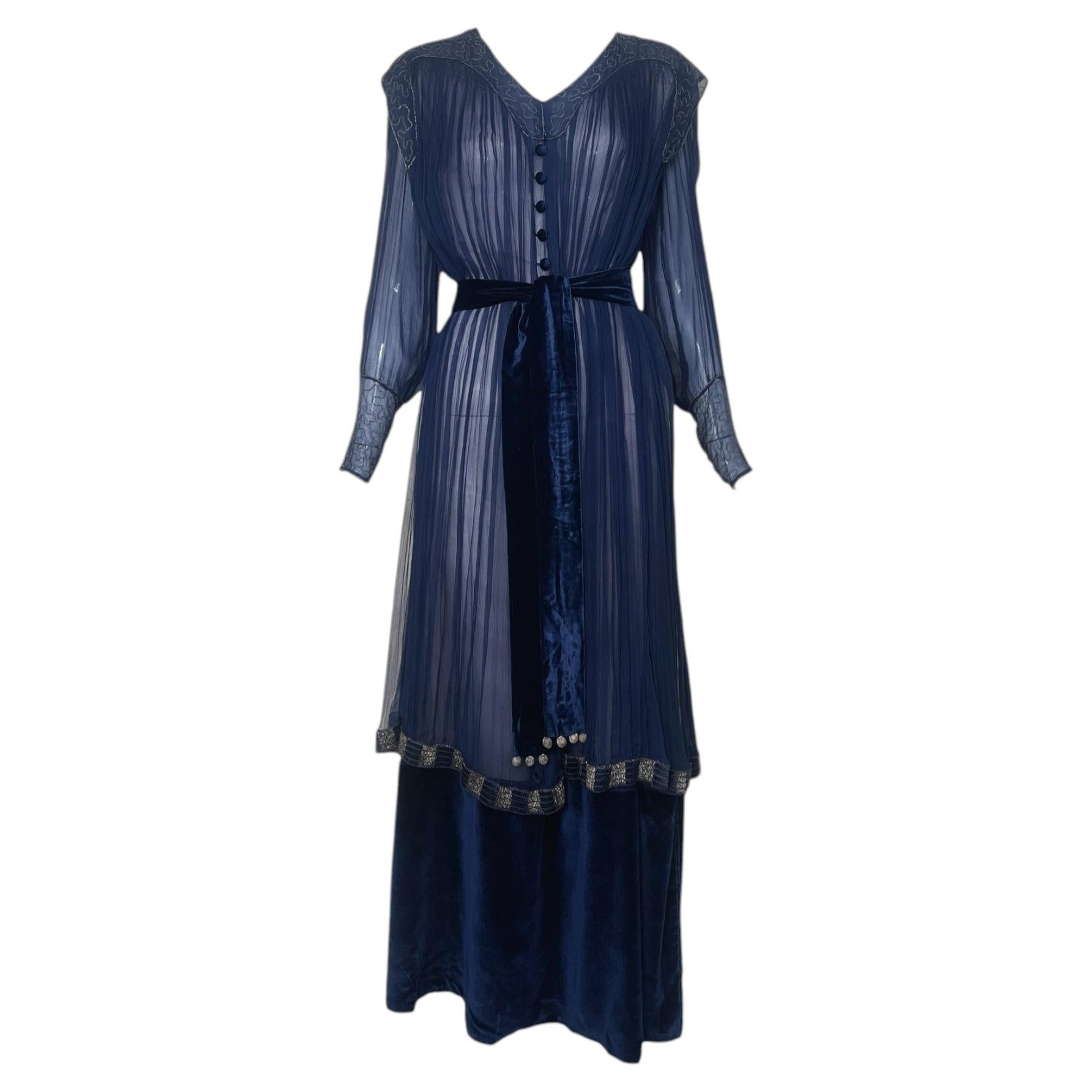 Abito da sera in chiffon di seta blu, con ricami dorati, maniche lunghe e cintura, della moda francese degli anni '10