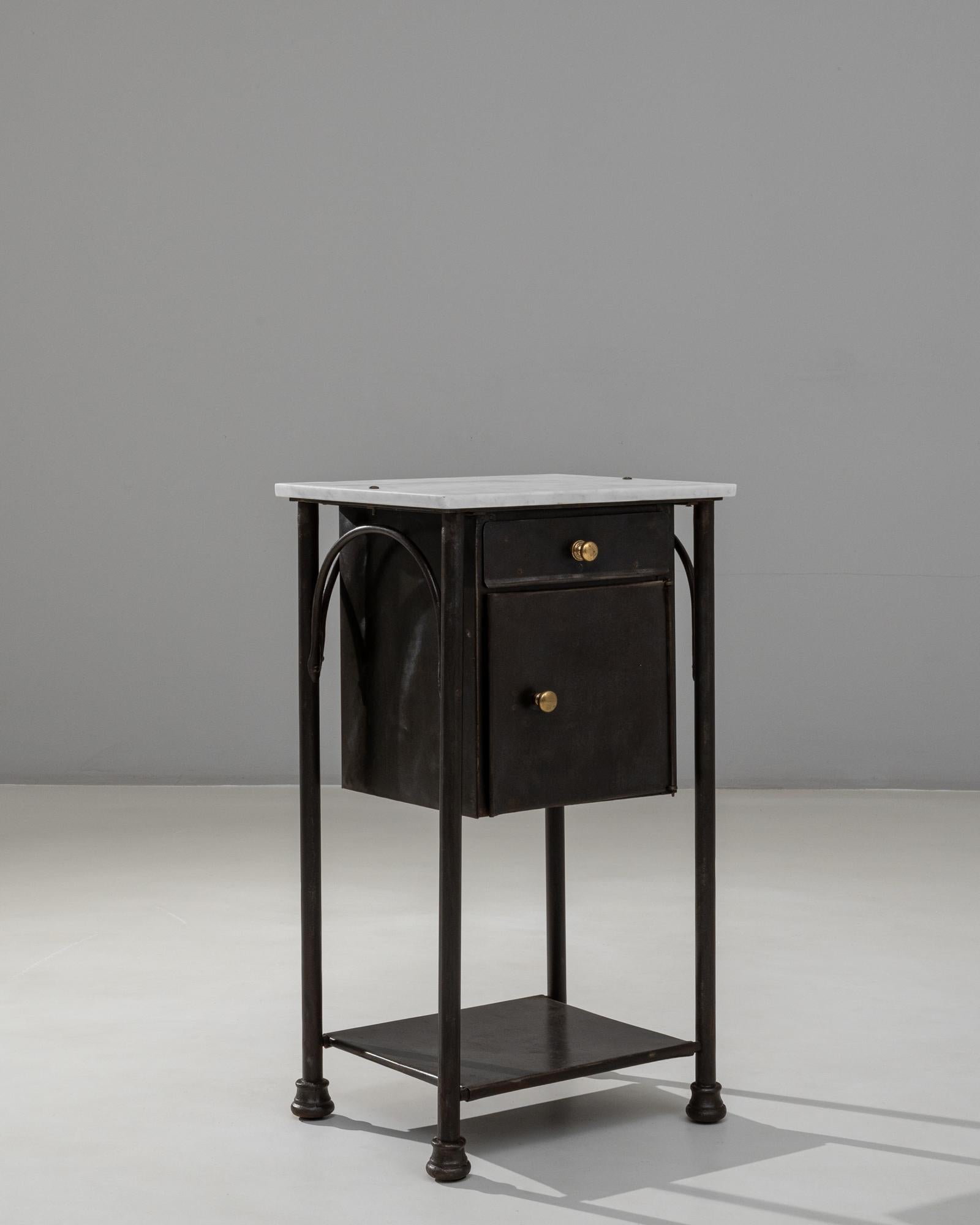 Table de chevet en métal industriel français des années 1910 avec plateau en marbre en vente 7