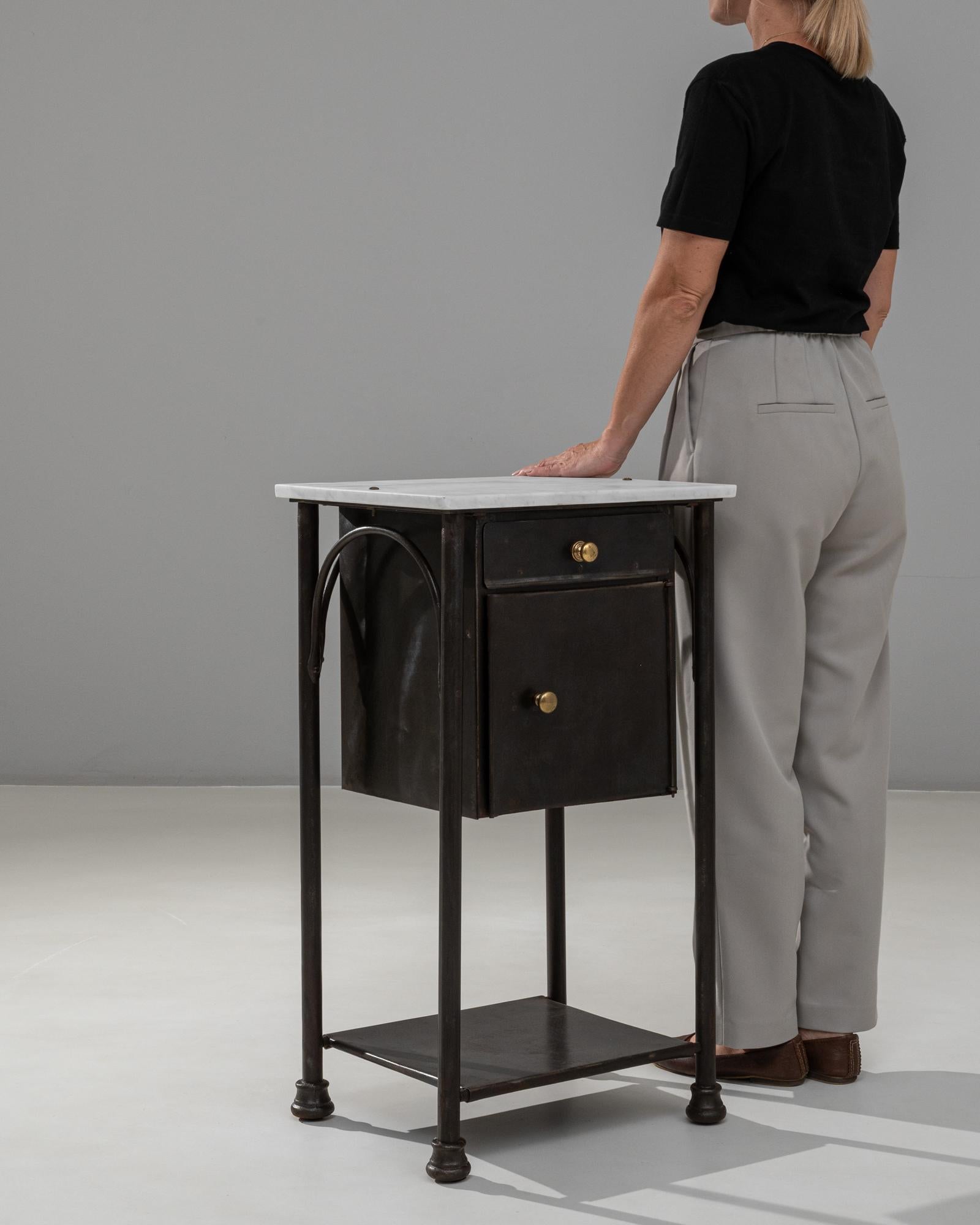 Table de chevet en métal industriel français des années 1910 avec plateau en marbre en vente 8