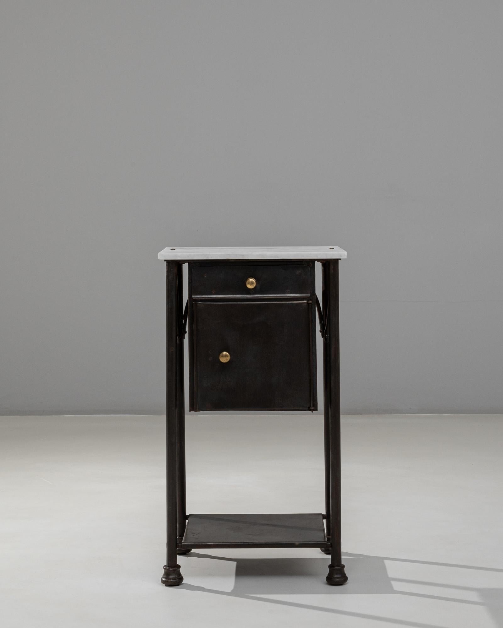 Français Table de chevet en métal industriel français des années 1910 avec plateau en marbre en vente