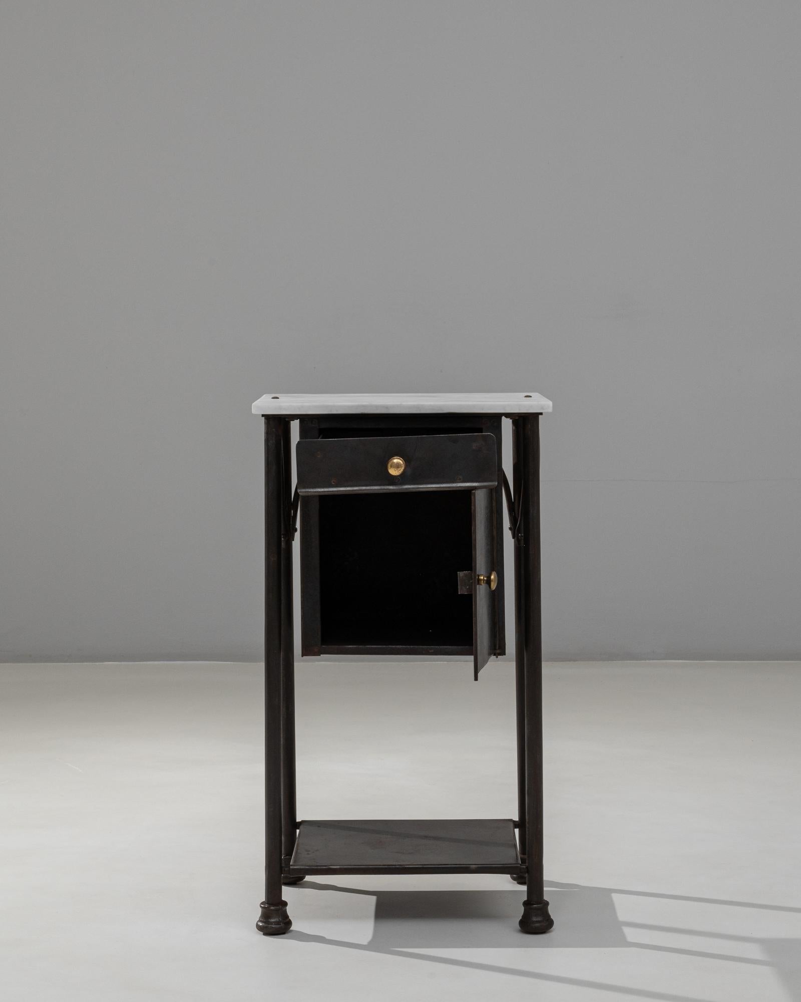 Table de chevet en métal industriel français des années 1910 avec plateau en marbre Bon état - En vente à High Point, NC