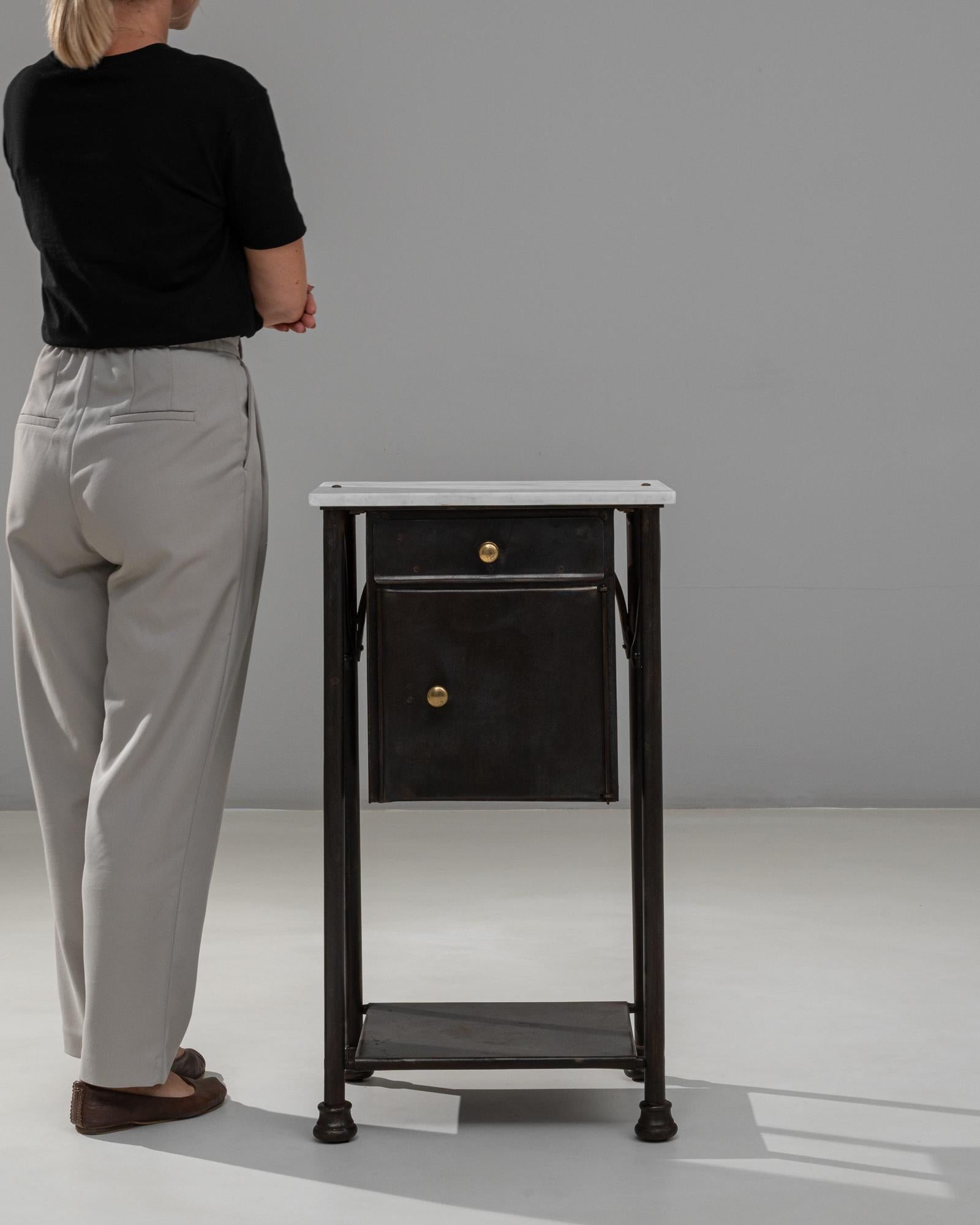 20ième siècle Table de chevet en métal industriel français des années 1910 avec plateau en marbre en vente