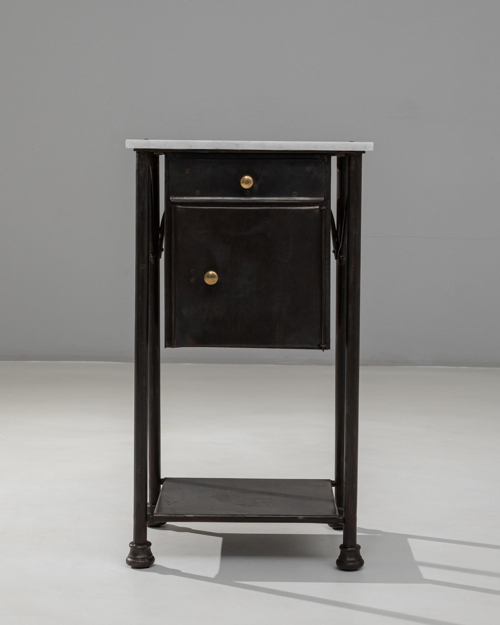 Métal Table de chevet en métal industriel français des années 1910 avec plateau en marbre en vente