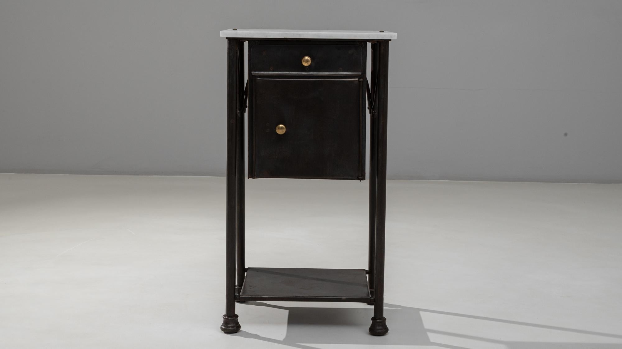 Table de chevet en métal industriel français des années 1910 avec plateau en marbre en vente 1