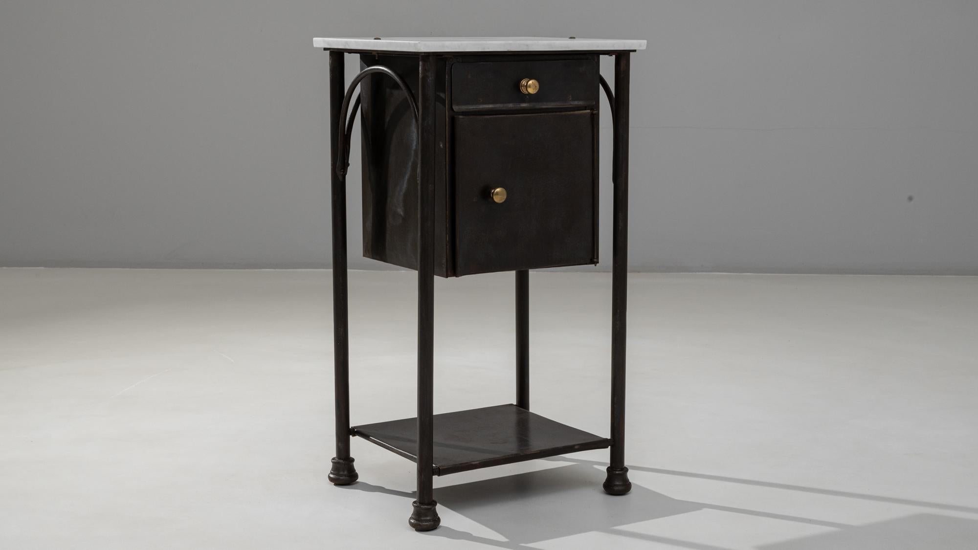 Table de chevet en métal industriel français des années 1910 avec plateau en marbre en vente 2