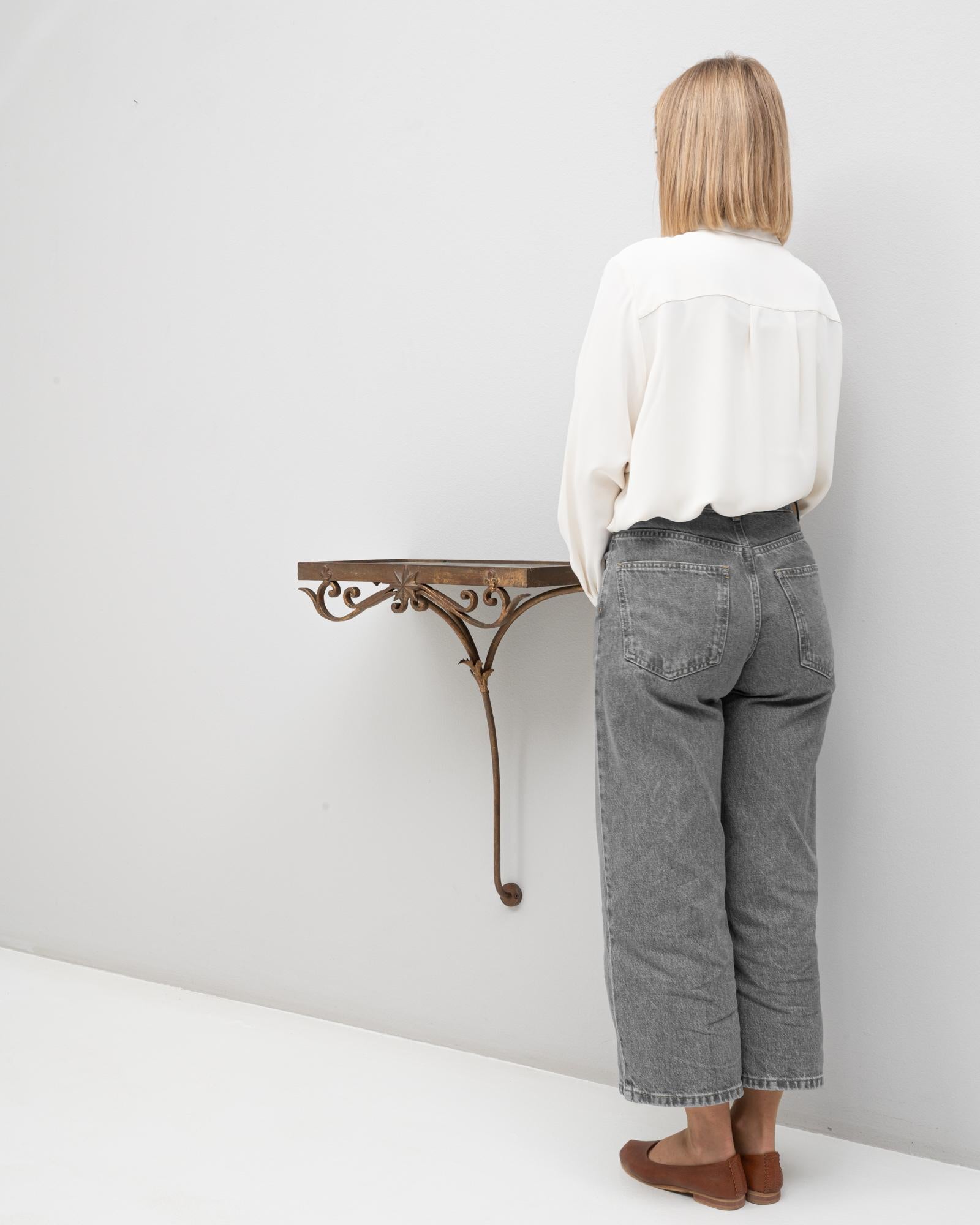 20ième siècle Table console en métal français des années 1910 avec plateau en marbre en vente
