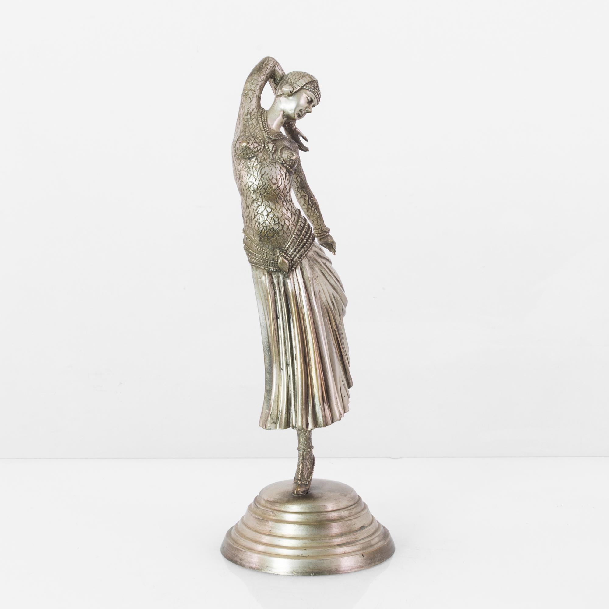 Français Sculpture de femme française en métal argenté des années 1910 en vente