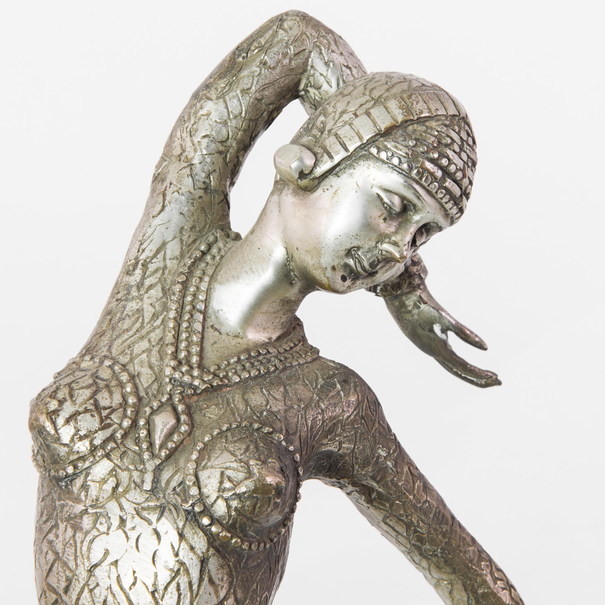 20ième siècle Sculpture de femme française en métal argenté des années 1910 en vente