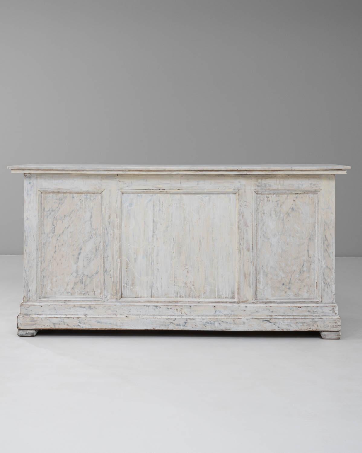 Questo bar francese del 1910 emana una raffinatezza rustica con la sua finitura originale bianca patinata e il piano in marmo senza tempo. Realizzato in legno, il pezzo presenta un'usura naturale che ne evidenzia l'autentico carattere vintage,