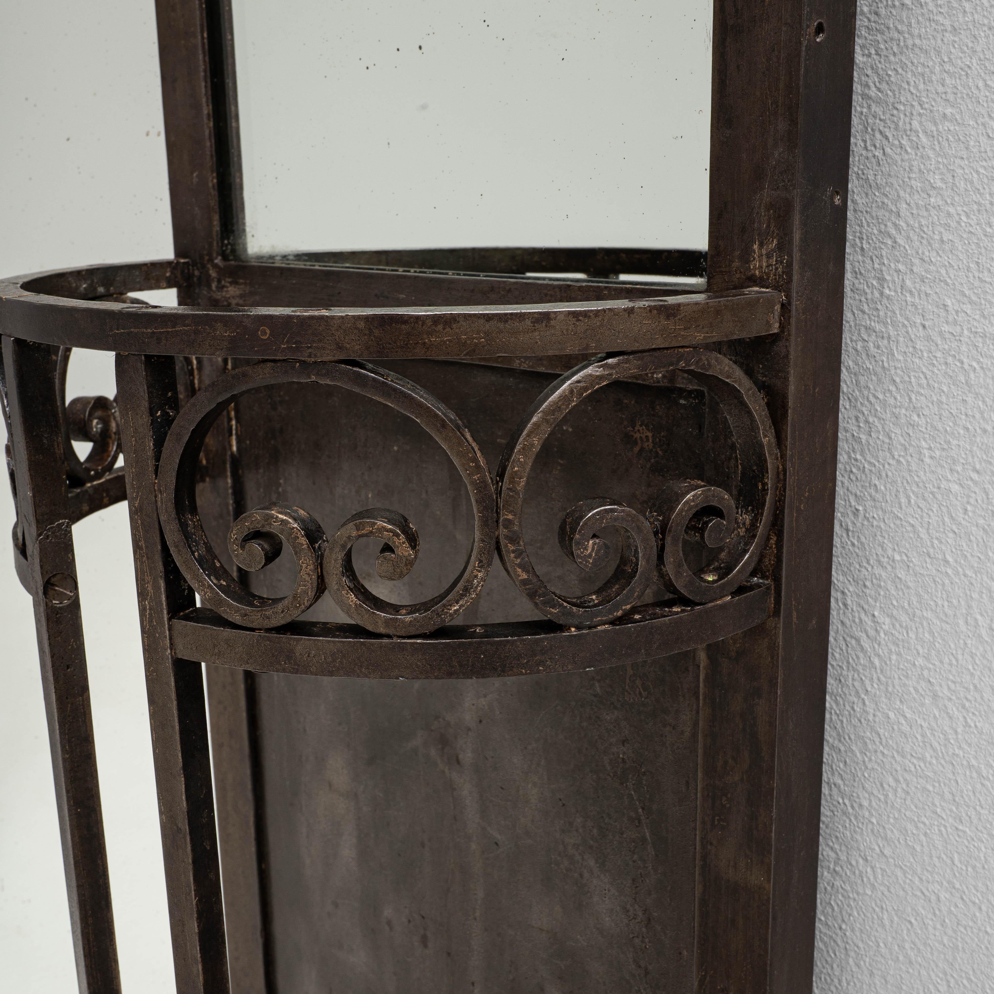 Specchio in ferro battuto francese del 1910 con appendiabiti e supporto in vendita 5